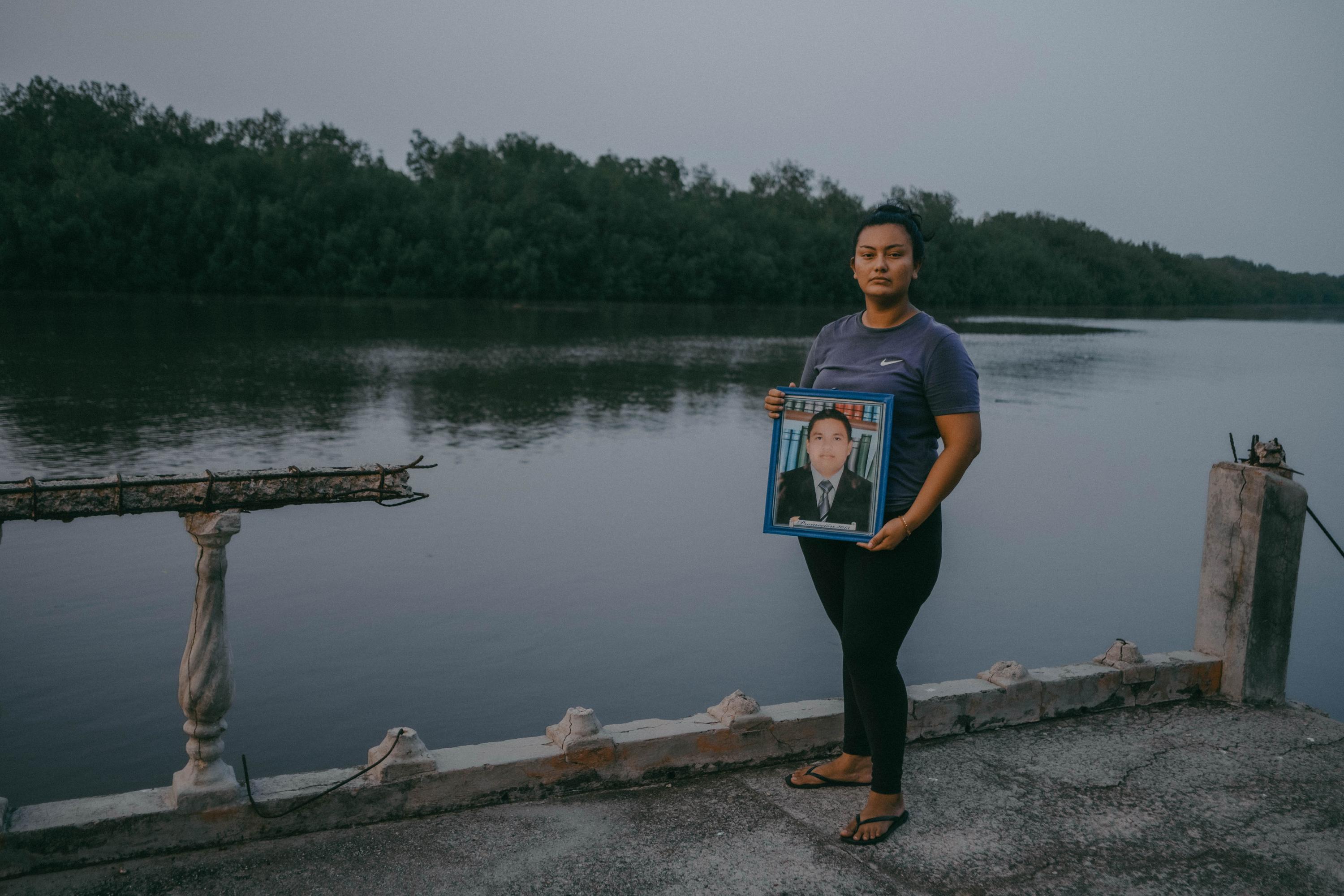 On June 30, 2022, Claudia Tejada and her husband, Dionisio Ramírez, were cleaning a swimming pool in the Jaltepeque estuary in the department of La Paz when six police officers entered the ranch that Dionisio’s parents were caretaking. They had no prior record for Dionisio, but told him not to resist, that they were only taking him in for questioning. They charged Dionisio with “illicit associations” and sent him to Mariona Prison. Claudia was 20 weeks pregnant. Three days later, due to an obstetric emergency, she lost her twin pregnancy. On August 25, Claudia’s in-laws received a call from social services at Zacamil hospital, asking them to come to the morgue to identify the body of their son. The Medical Examiner reported that Dionisio had died of pulmonary edema, a finding disputed by his family, who point to a photograph showing a penny-sized hole between his collarbone and neck. Claudia and her in-laws believe that Dionisio was murdered. A year and ten months after her husband’s death, Claudia says: “My husband voted for Bukele in 2019 and we received death in return. Last February, my in-laws and I annulled our presidential votes in protest. The damage they did to us is irreparable. To this day, my six-year-old daughter asks when her dad is coming back. The state of exception took away part of my life. How can that be replaced?” Photo by Carlos Barrera.