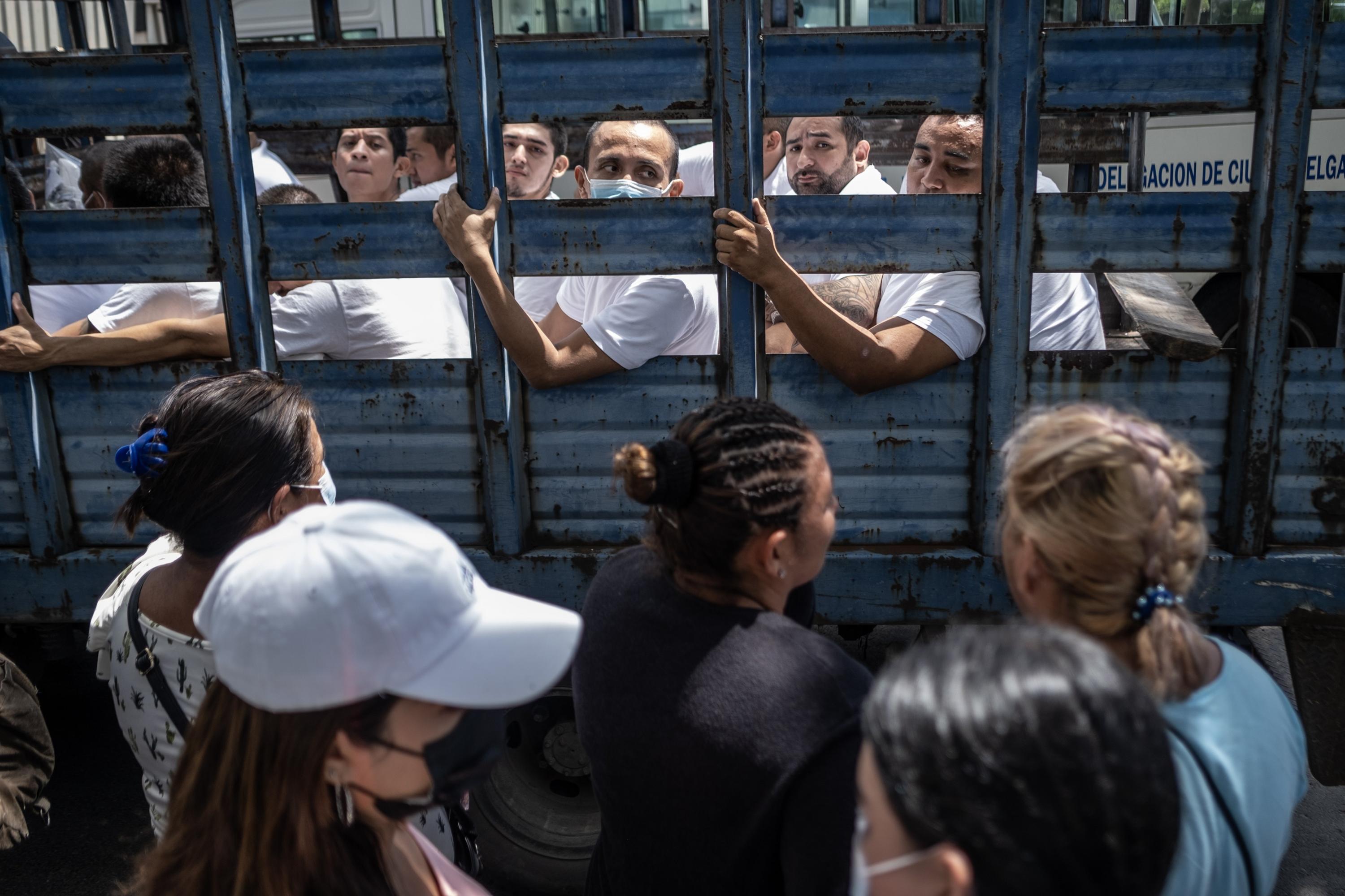 Dozens of people arrive at the gates of Ilopango Prison in search of their relatives during the state of exception. Photo Carlos Barrera