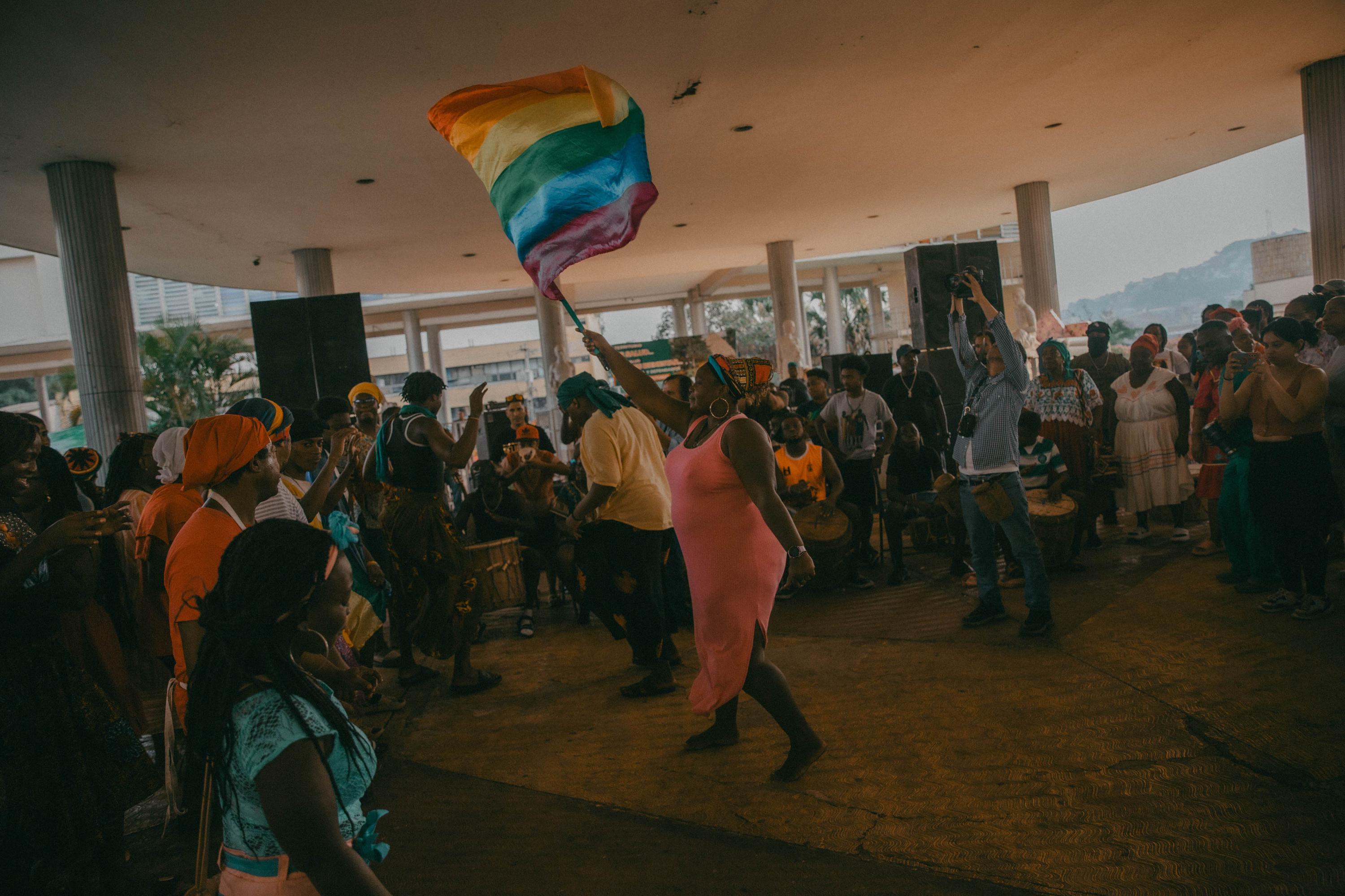 El grupo de danza Arcoíris del colectivo LGBTIQ+ garífuna de la Ofranhe, durante el Fedu, baile tradicional y espiritual, realizado bajo el Congreso de Honduras. El colectivo garífuna LGBTIQ+ se fundó en 2016 y desde entonces protege y apoya a personas garífunas que padecen persecución o discriminación a causa de su identidad de género. Foto de El Faro: Carlos Barrera