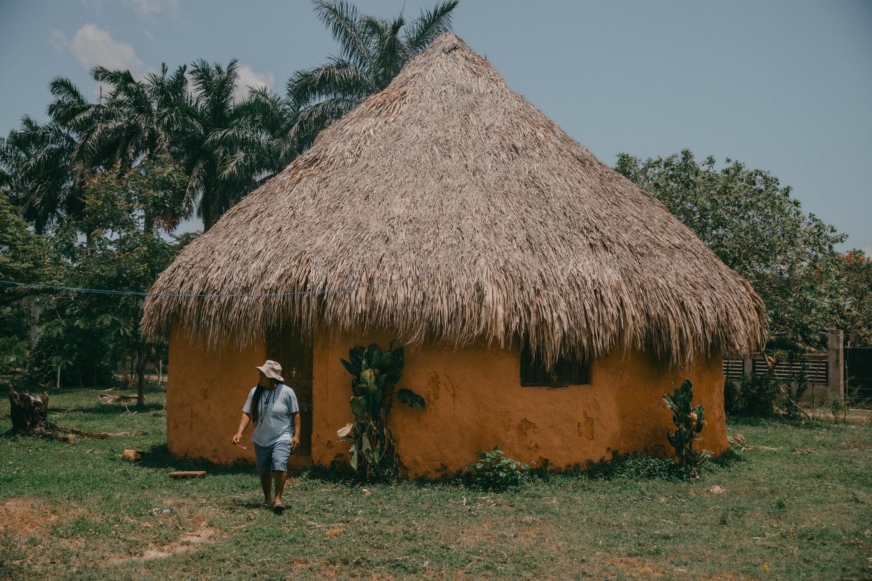 Las casas ancestrales de la salud son centros espirituales para las comunidades garifunas. En 2020, durante la pandemia de la covid-19, el grupo LGBTIQ+ se organizaba en esta casa ancestral de la salud de Trujillo para hacer bebidas a base de hierbas y repartirlo en la comunidad. Foto de El Faro: Carlos Barrera