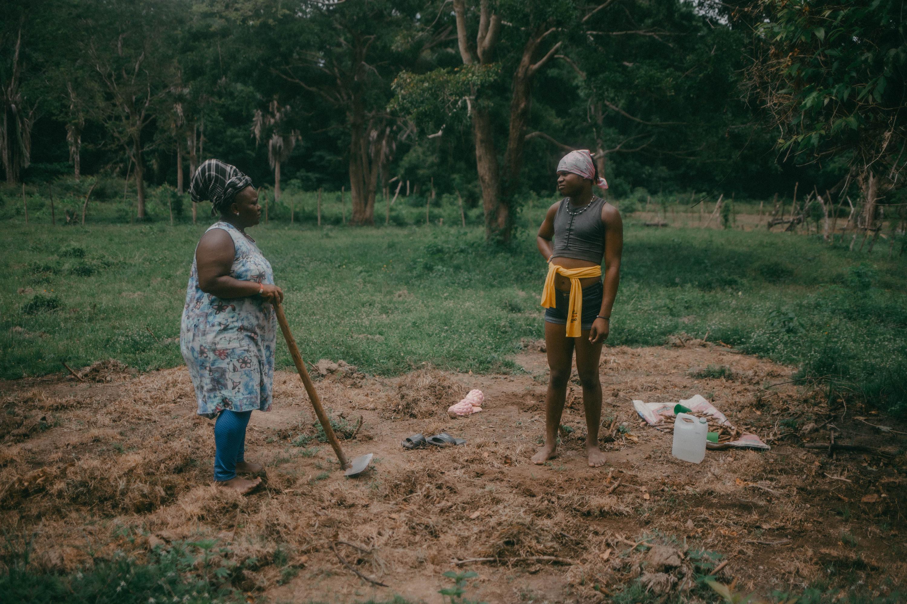 Carolina y Landry realizan trabajos comunitarios en la recuperación de tierras en Santa Fe, Colón. Siembran yuca, abren nuevos caminos y cocinan, 