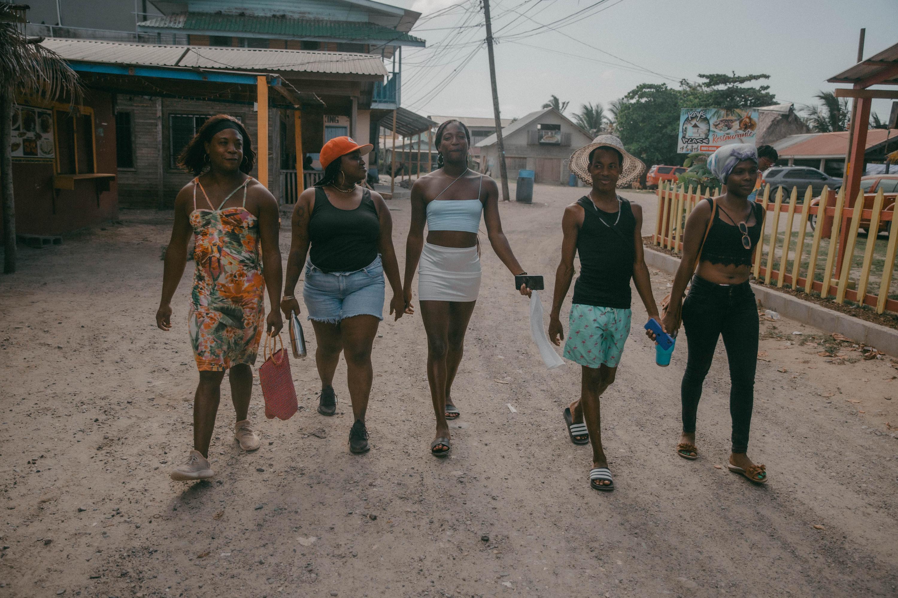 Samantha, Nashly, Dariana, Dominic y Aneth forman parte del colectivo LGBTIQ+ garífuna de Ofraneh. Trabajan en comunidad para ayudar a cada miembro que tenga necesidades de salud e incluso económicas. También apoyan en las recuperaciones de los territorios ancestrales garífunas. Foto de El Faro: Carlos Barrera