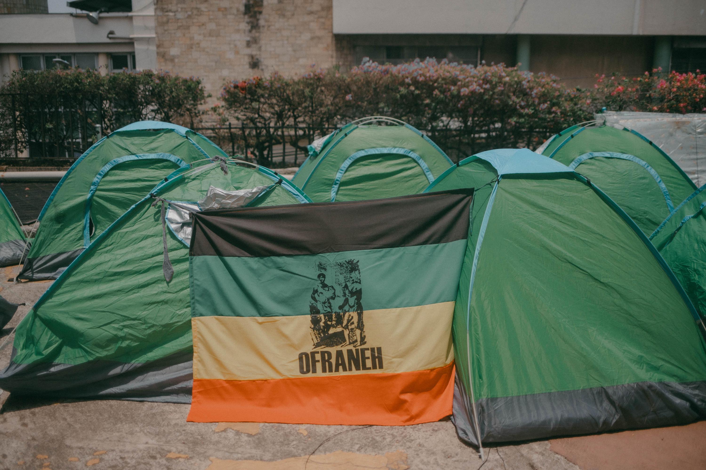 Los miembros de 47 comunidades garífunas, organizadas por la Ofraneh, acamparon desde dos días antes del 12 de abril para conmemorar su llegada a Centroamérica. El campamento se instaló en la entrada del Congreso Nacional en Tegucigalpa para hacer presión y que el Estado hondureño cumpla la sentencia de la CIDH que otorga el derecho sobre territorio ancestral en los territorios caribeños de Punta Piedra, Triunfo de la Cruz y San Juan. Foto de El Faro: Carlos Barrera