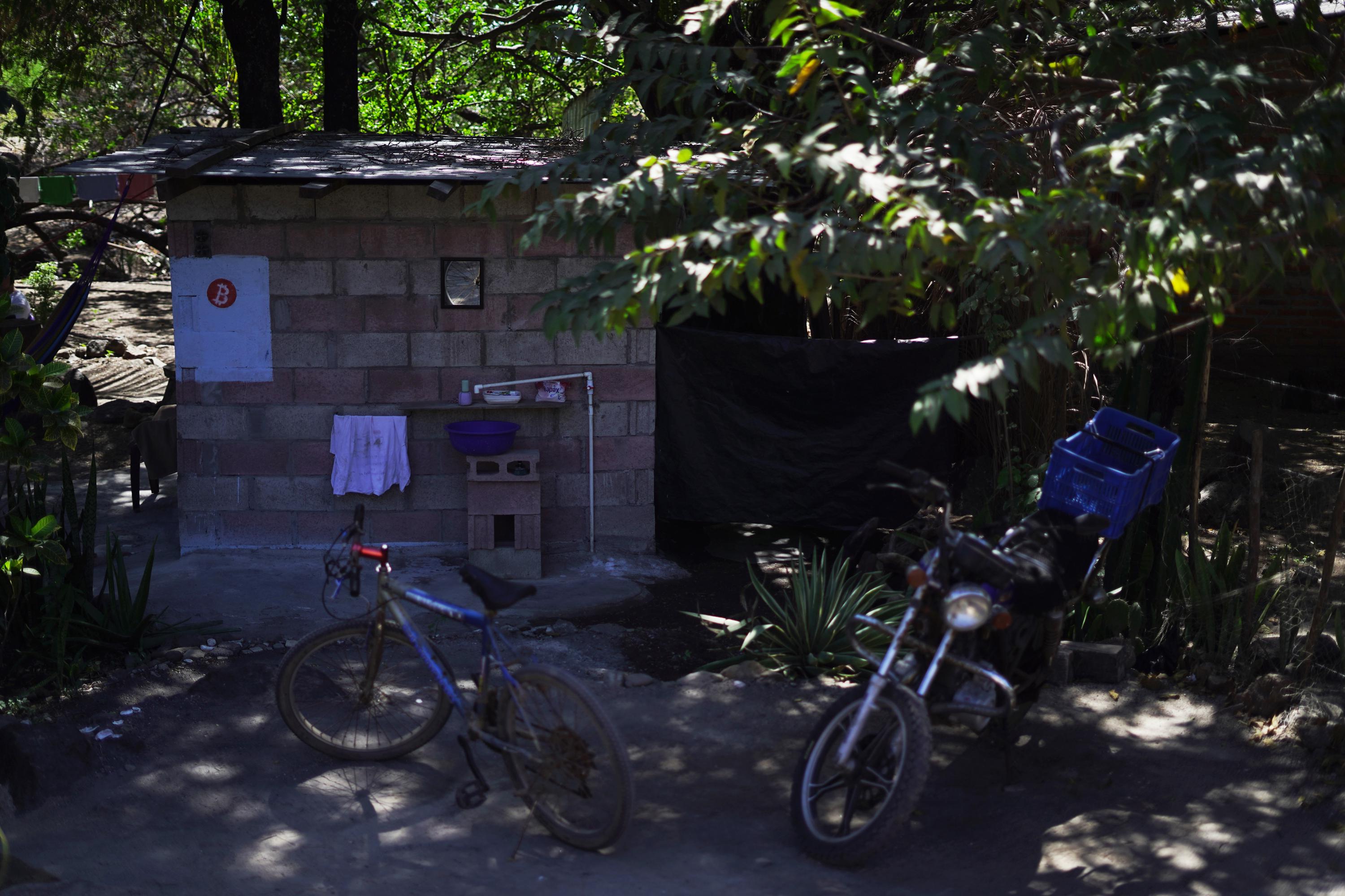 Corbin Keegan construyó una pequeña habitación a un costado de la casa de la familia Carballo, en Playas Blancas, La Unión. Foto de El Faro: Víctor Peña. 