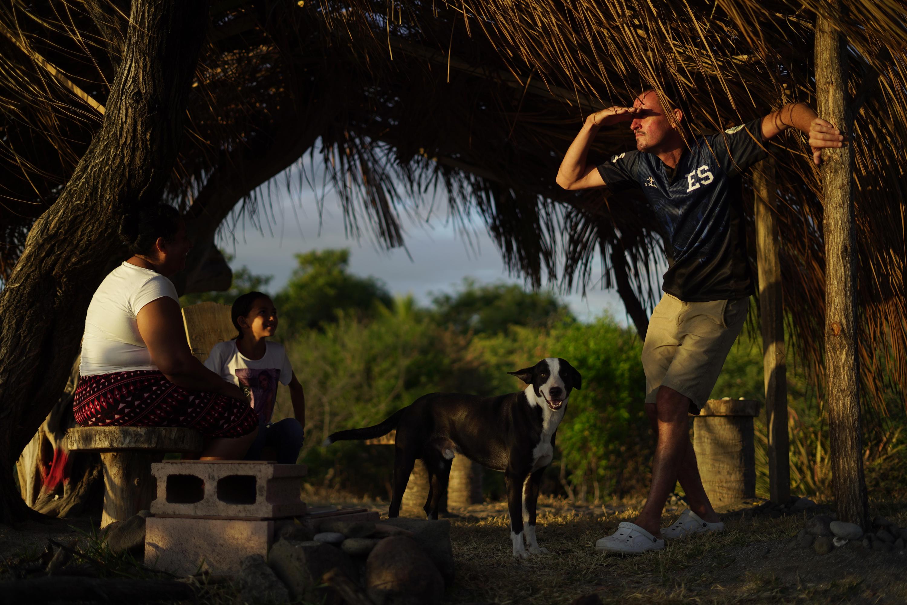 Corbin Keegan llegó de mochilero a Plays Blancas. La familia de Luis Carballo, un pescador local, le da posada mientras Keegan espera la construcción de Bitcoin City. Foto: Víctor Peña.