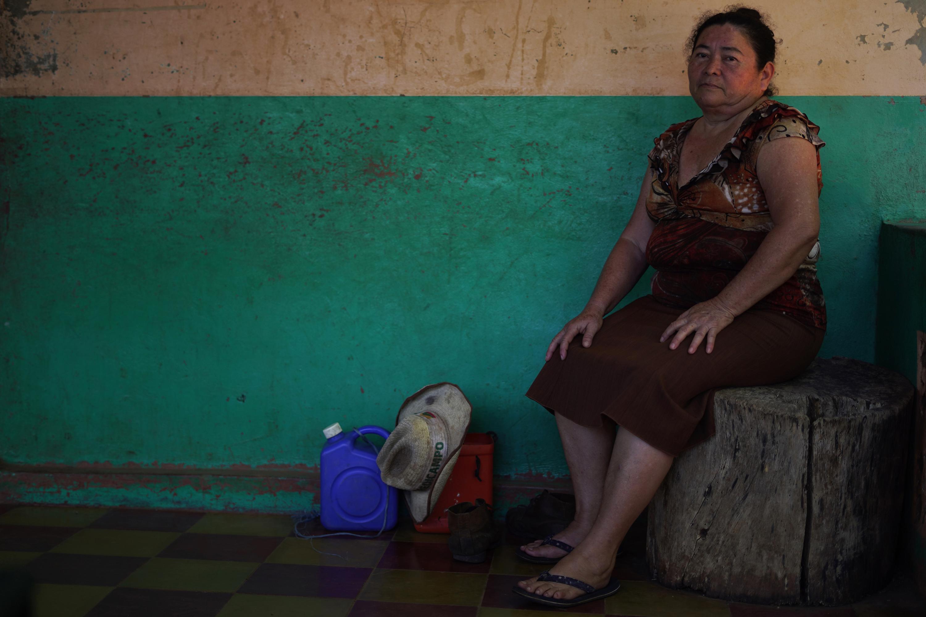 “No está a la venta”. Blanca Cruz era una de las pocas habitantes de Condadillo que no firmó una promesa de venta, a la espera de un acuerdo con el gobierno. Planeaba usar su terreno para una granja ganadera. Foto: Víctor Peña