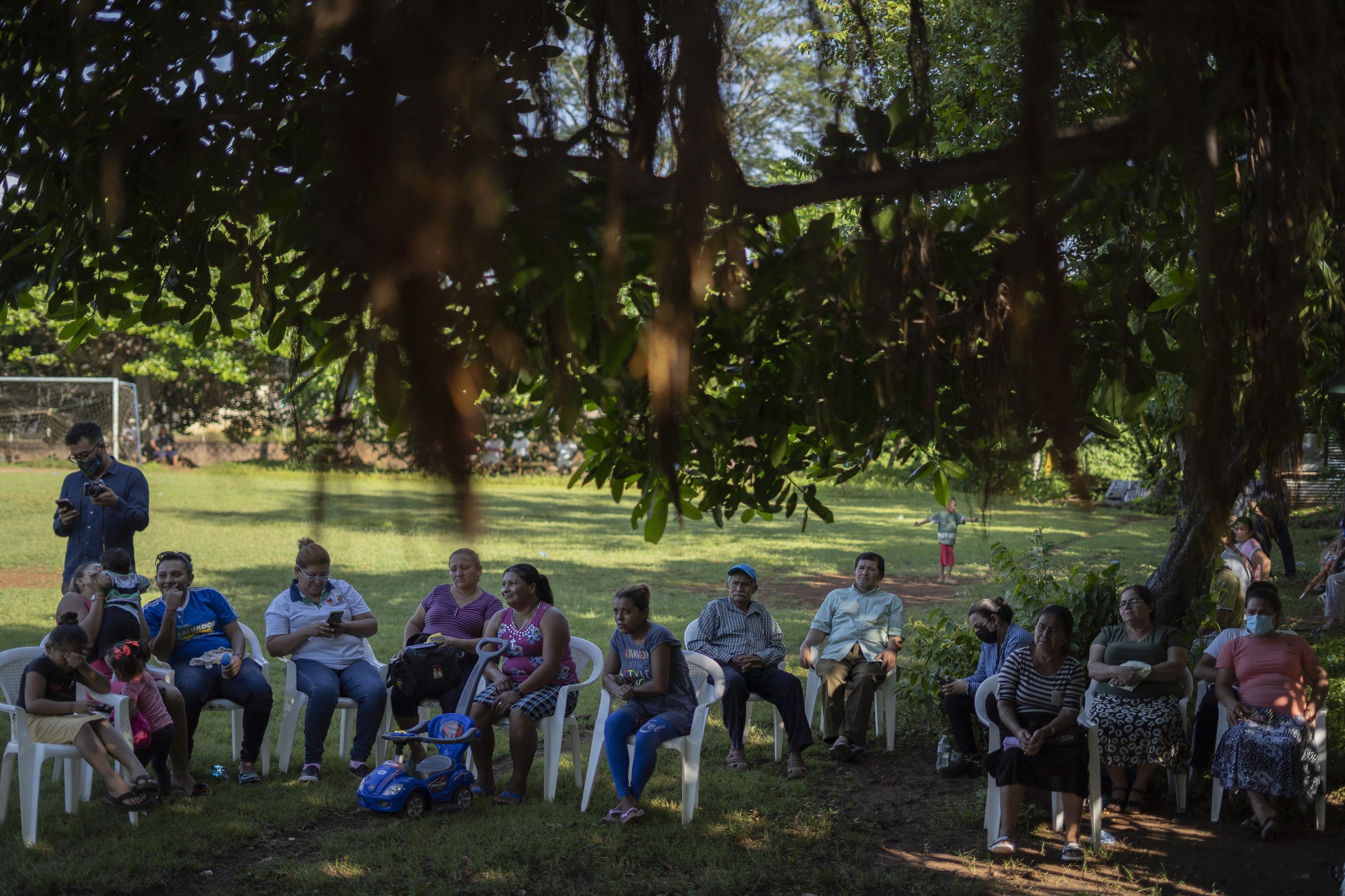 El 22 de junio de 2022, habitantes de Condadillo se reunieron en la cancha de fútbol para recibir información sobre la compra de sus terrenos. Foto de El Faro: Víctor Peña.