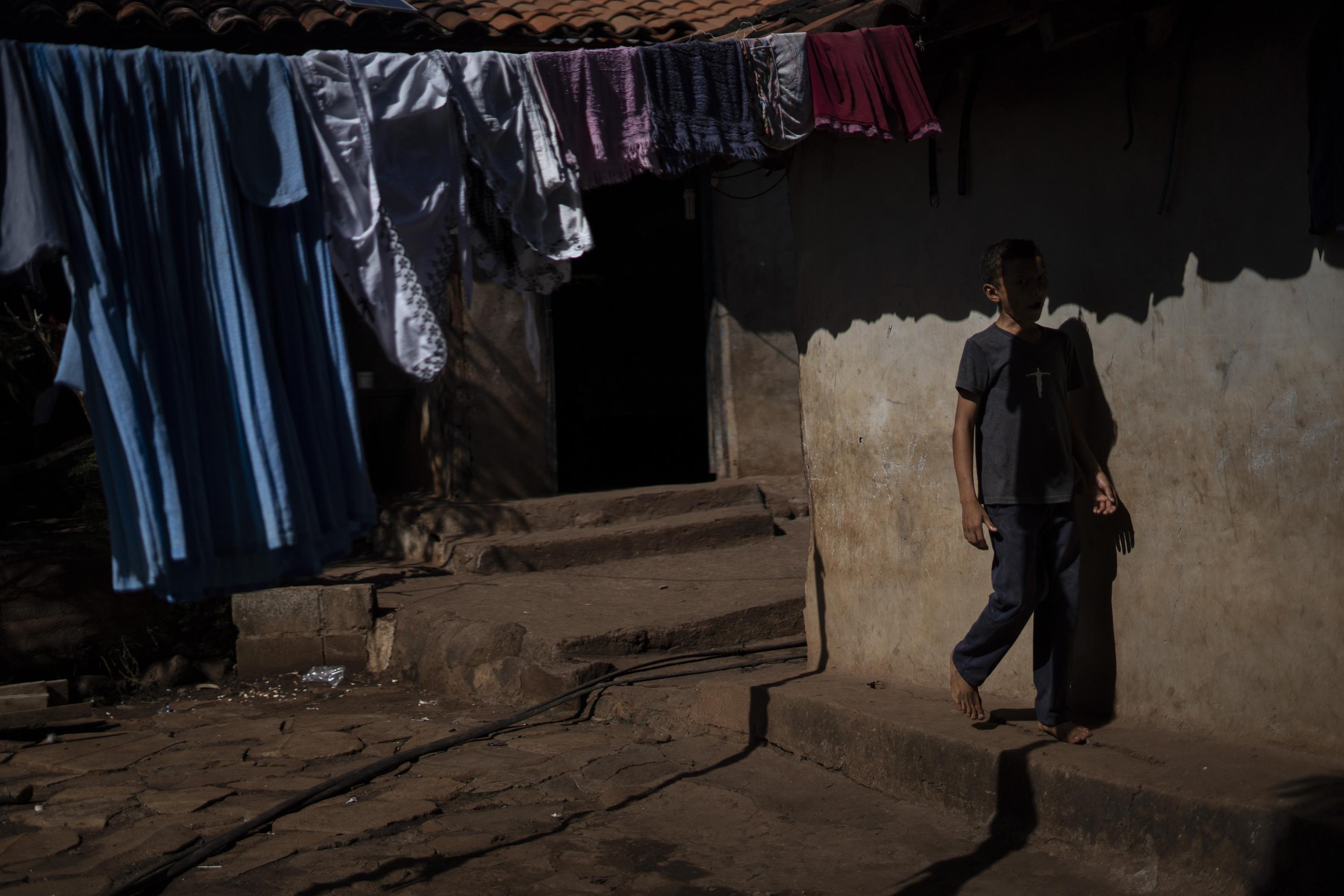 The hamlet La Hacienda is home to some 150 people where there is no access to electricity. It is one of the settlements on the skirt of the Conchagua volcano and is one of the farthest away from the municipality. Photo Víctor Peña