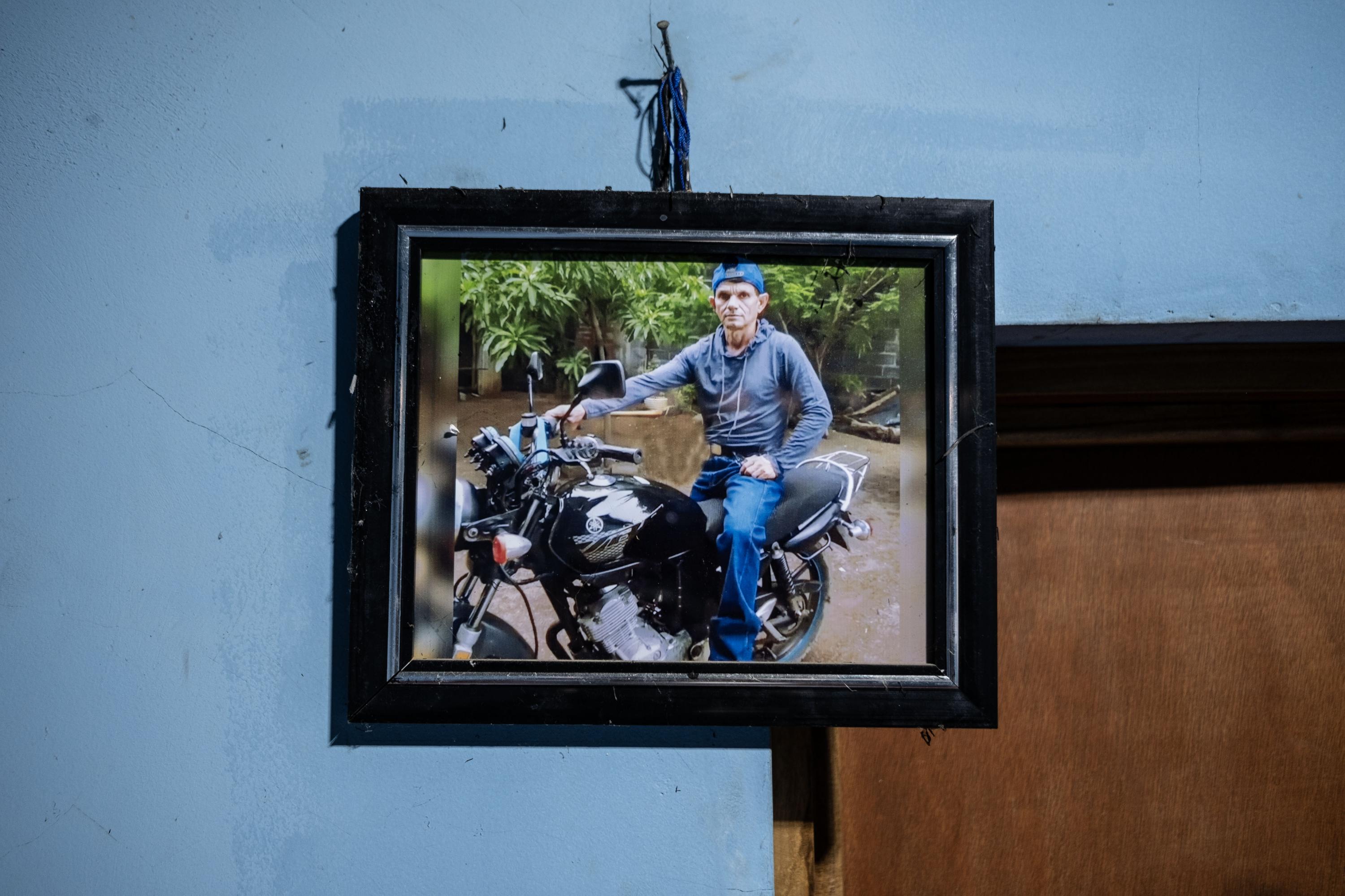 Luis Armando Rodríguez, de 52 años, se dedicaba a la albañilería y tenía problemas de alcoholismo. Fue capturado el 21 de abril del 2022 en el cantón Mejicapa, de Santa María, Usulután. Los trasladaron al penal Mariona y posteriormente a Quezaltepeque, donde enfermó. Tenía orden de libertad decretada por un juez, pero fue incumplida y murió bajo custodia del Estado. Foto de El Faro: Carlos Barrera