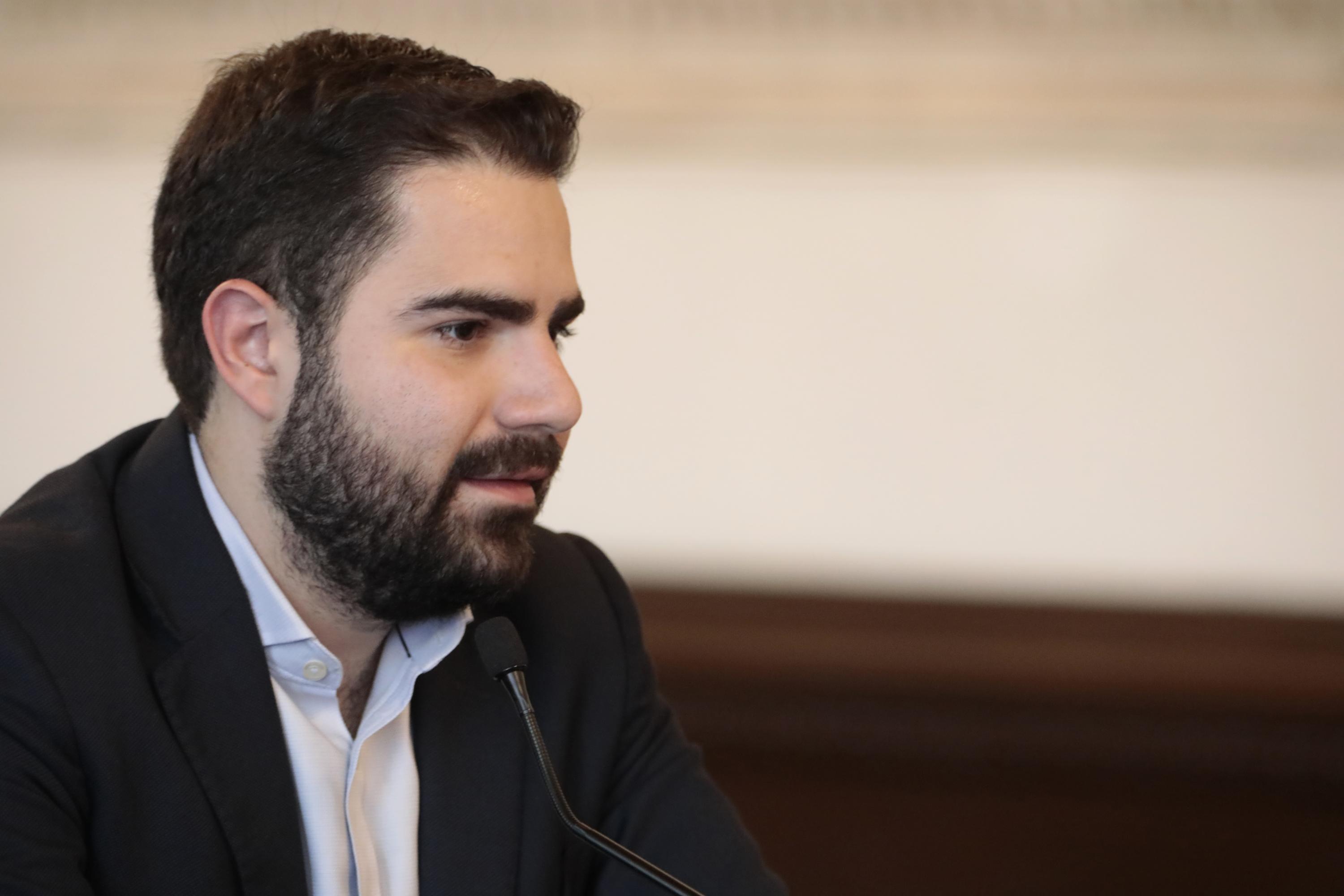 En julio de 2024, Santiago Palomo pasó de ser el comisionado anticorrupción de Bernardo Arévalo, un puesto clave en la agenda política del presidente, a ser el secretario de Comunicación Social de la Presidencia. Como principal vocero del Gobierno de Guatemala, ha tratado de amortiguar las fricciones de Arévalo en su comunicación con el público. Foto de El Faro: Cortesía de la Presidencia de Guatemala.