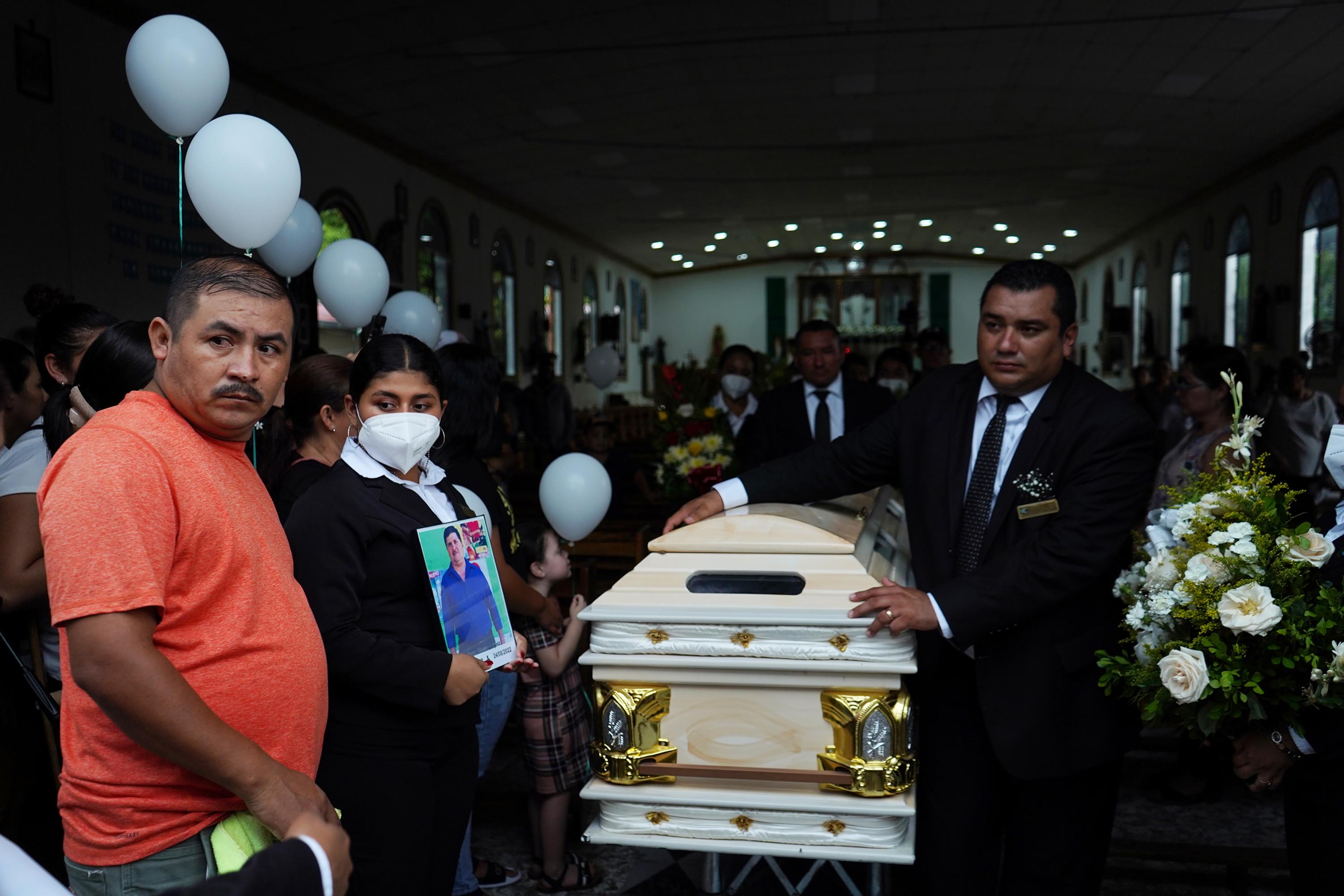 Familiares y habitantes de La Reina, Chalatenango, acompañan el sepelio de Don Paco, el viernes 26 de agosto 2022. Don Paco, de 64 años, fue capturado frente a su vivienda durante el Régimen de Excepción, y murió el 24 de agosto en el Centro Penitenciario La Esperanza (Mariona). Dos meses después de su captura regresó a su casa muerto, con golpes y ematomas en su cabeza y el cuerpo. Una multitud caminó para despedirlo en el cementerio de este municipio del norte de El Salvador. Foto de El Faro: Víctor Peña.