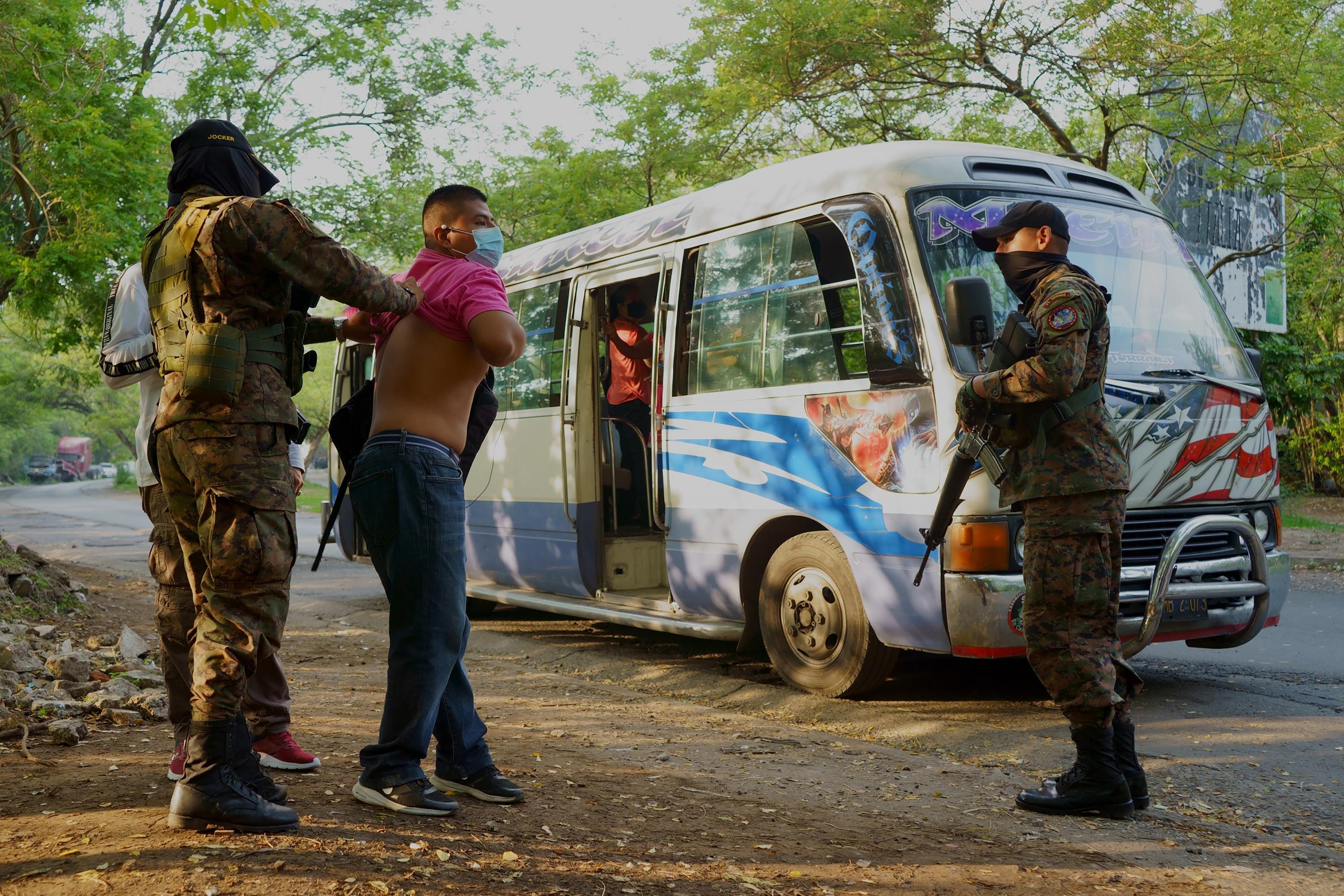 Militares registran a pasajeros del transporte público, en el Distrito Italia, de Tonacatepeque, otrora territorio controlado por la MS-13. Durante el Régimen de Excepción, las autoridades han realizado múltiples intervenciones y operativos al interior de esta comunidad y en sus entradas principales. Foto de El Faro: Víctor Peña. 