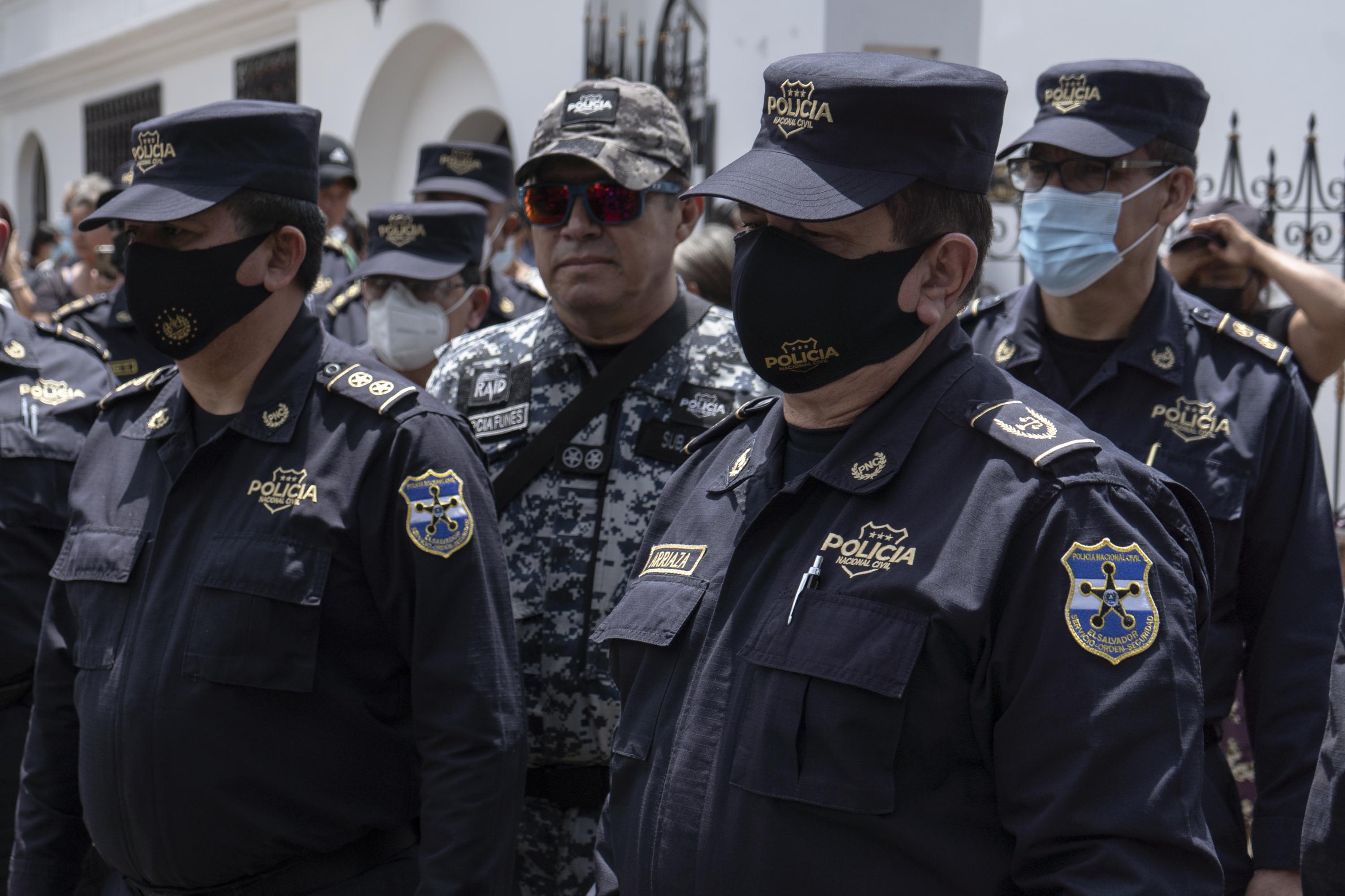 Mauricio Arriaza Chicas, director de la PNC y douglas García Funes, acompañan el sepelio de Franklin Lemus, el 1 de julio se 2022, en el municipio de Atiquizaya, departamento de Ahuachapán. Lemus fue uno de los tres policías asesinados por supuestos pandilleros durante un operativo en la ciudad de Santa Ana, el 29 de junio de 2022. Foto de El Faro: Víctor Peña.