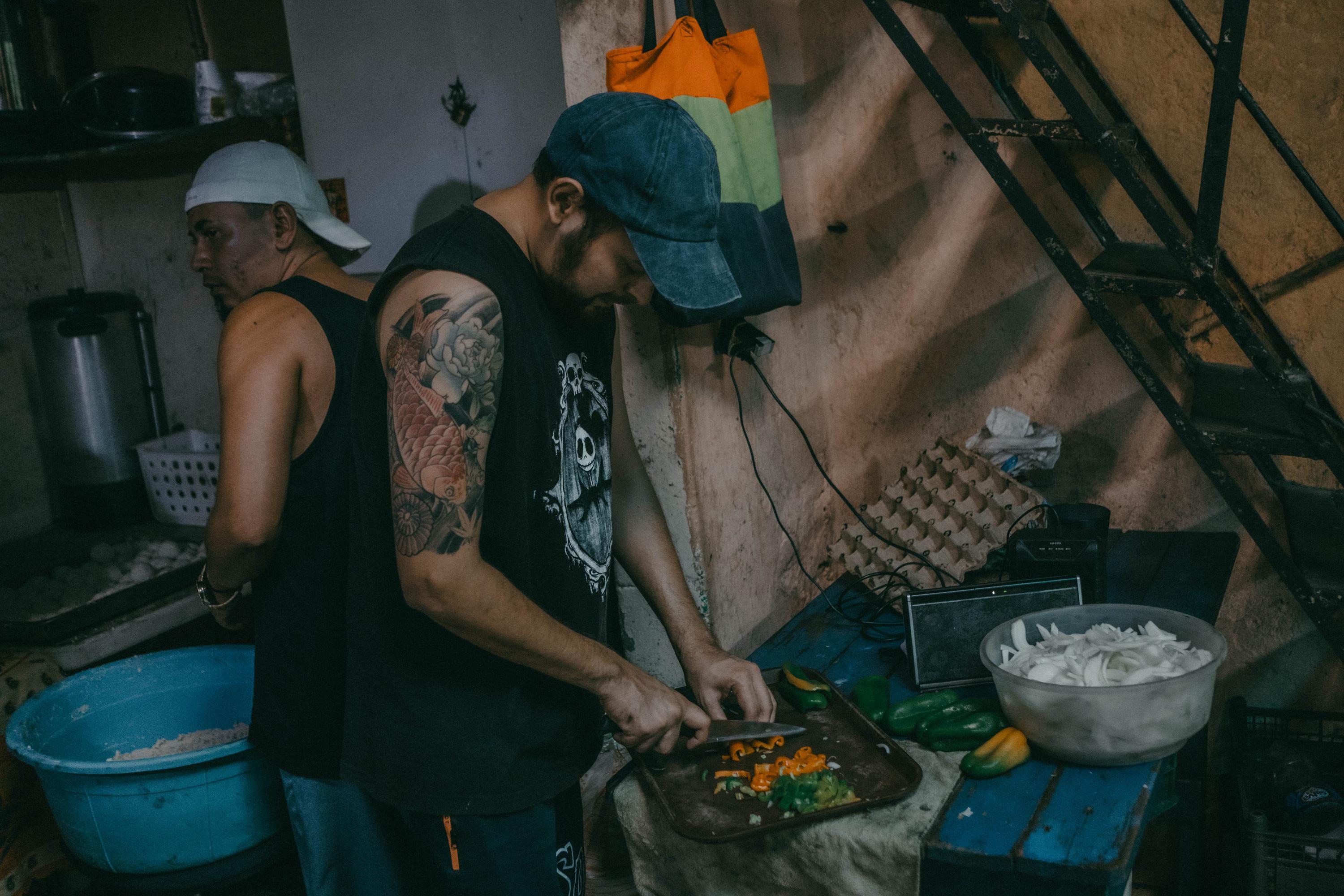 El área de la cocina es una de las más activas en El Brit. Todos los días, Efraín Portillo cocina para los internos. Efraín es chef de profesión, tiene 29 años y se internó voluntariamente hace 30 días, después de pasar tres meses bebiendo alcohol a diario. Ha consumido alcohol desde los 13 años. Perdió su trabajo y sus ahorros: 