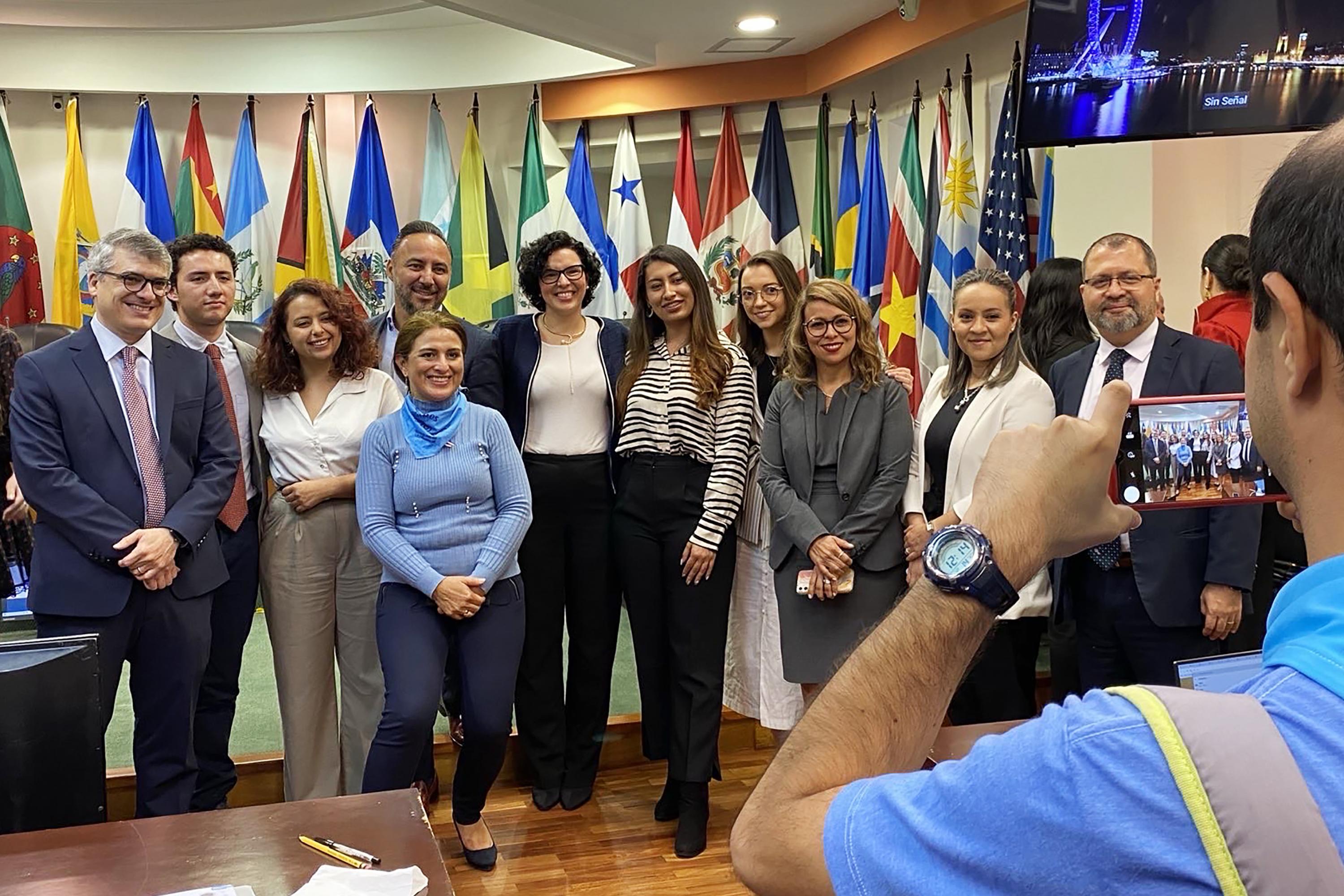 Representantes del Estado salvadoreño posan junto con activistas antiaborto, entre ellos miembros del Global Center for Human Rights, en la Corte Interamericana en marzo de 2023. Atrás, en cuarta posición a la izquierda, está Conan Castro, entonces secretario jurídico de la Presidencia de El Salvador. Foto de El Faro: María Luz Nóchez.