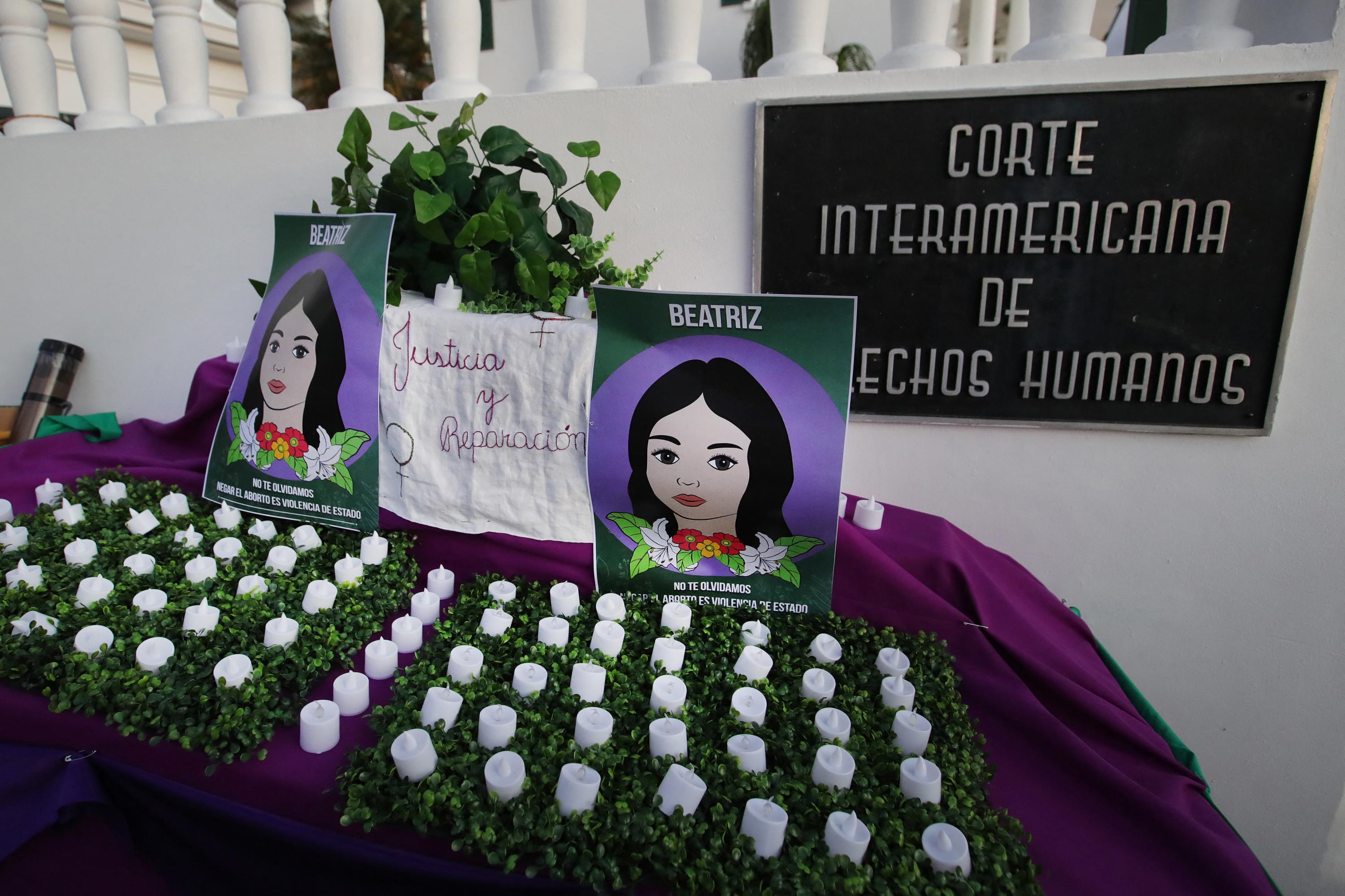 Manifestantes montaron un altar durante una vigilia en memoria de Beatriz antes de la audiencia en la Corte Interamericana de Derechos Humanos (CIDH), en San José, Costa Rica, el 21 de marzo de 2023. Foto de El Faro: John Durán/ AFP.