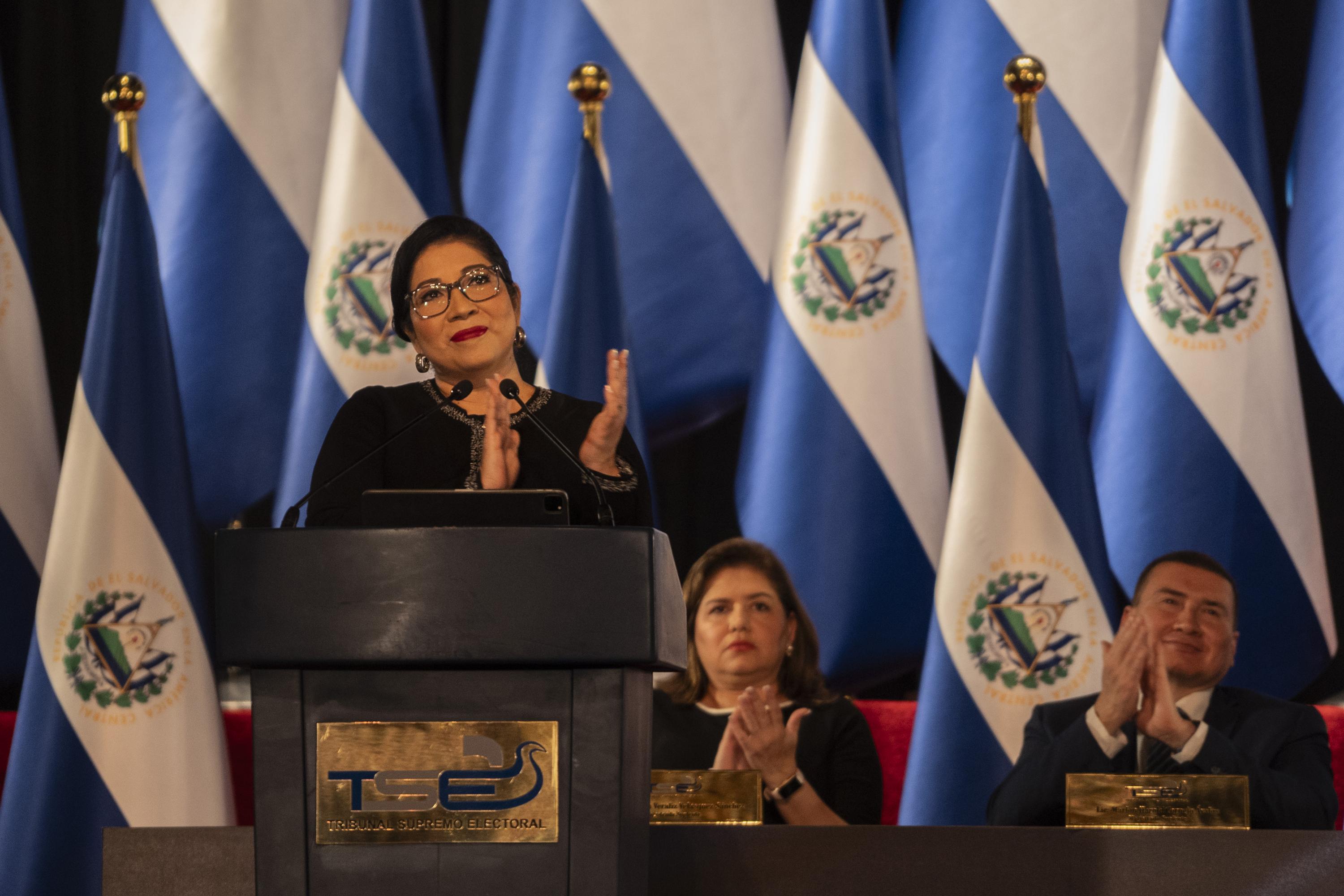 Dora Martínez cuando aún ejercía como presidenta del Tribunal Supremo Electoral, el 29 de febrero de 2024, en el Teatro Nacional, en San Salvador, durante la entrega de credenciales de presidente y vicepresidente electos. Foto de El Faro: Víctor Peña.