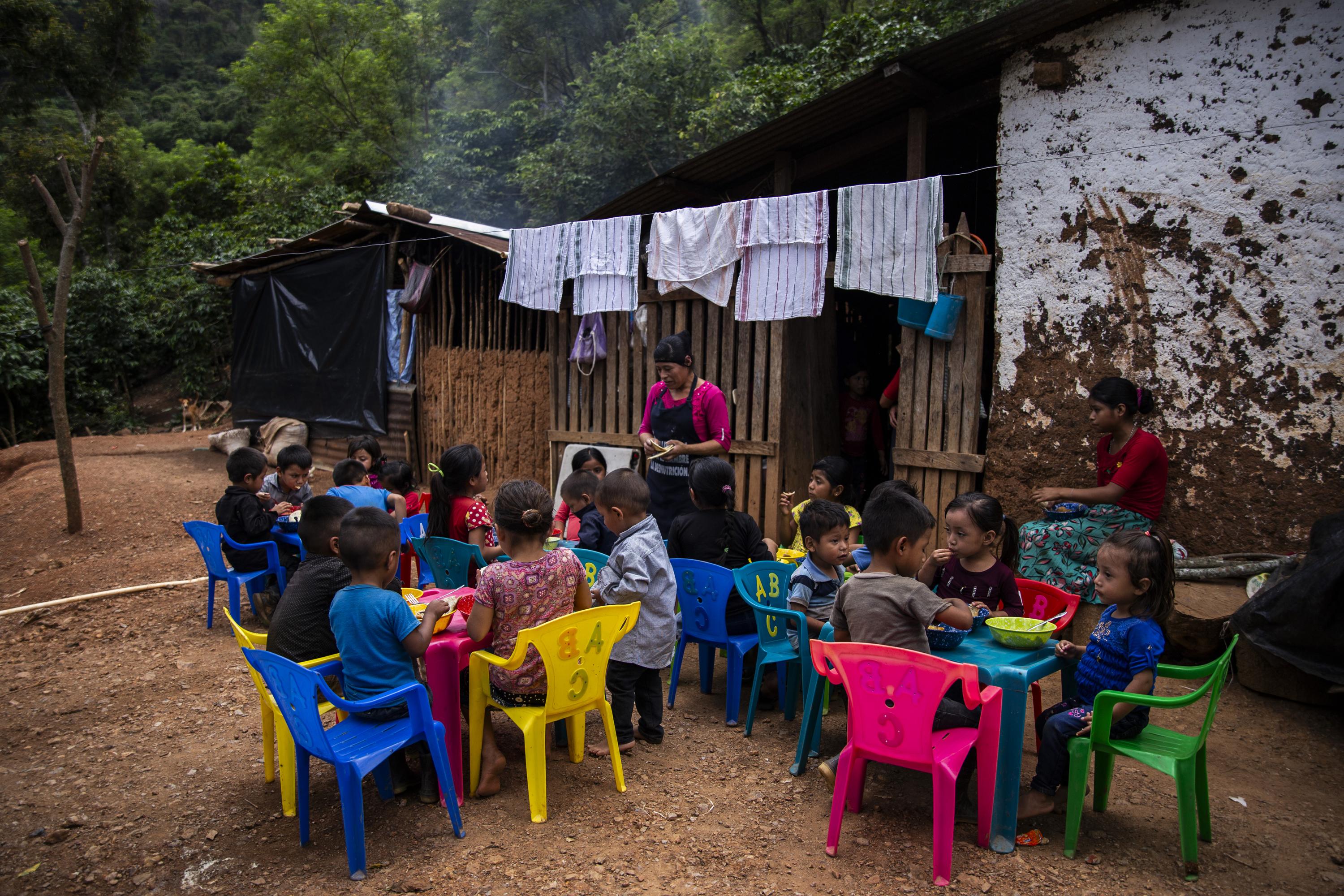 Todos los meses, la organización Acción Contra el Hambre realiza monitoreos de talla y peso para detectar los casos de menores con mayor riesgo de desnutrición. Con esos datos reúnen a los más vulnerables de cada comunidad y organizan una cocina comunitaria, donde las madres aprenden a cocinar con nuevas recetas y con ingredientes locales. El martes 3 de septiembre de 2024, unos 25 niños y niñas se reunieron para comer pollo con verduras y hierbas locales. El pollo era una excepción, por el cierre del programa de doce días, donde el 60 % de esos niños ganaron entre cuatro y ocho onzas de peso. “Algunos tuvieron enfermedades gastrointestinales unos días antes del programa, por eso no hubo diferencia en su peso”, dice Jackeline Hernández, nutricionista de ese proyecto que intenta fomentar un hábito de largo tiempo y alcance para las mamás. Eso en la práctica es un tanto difícil: la mayoría de esos hogares sólo tienen acceso a maíz y frijoles en su canasta básica diaria.