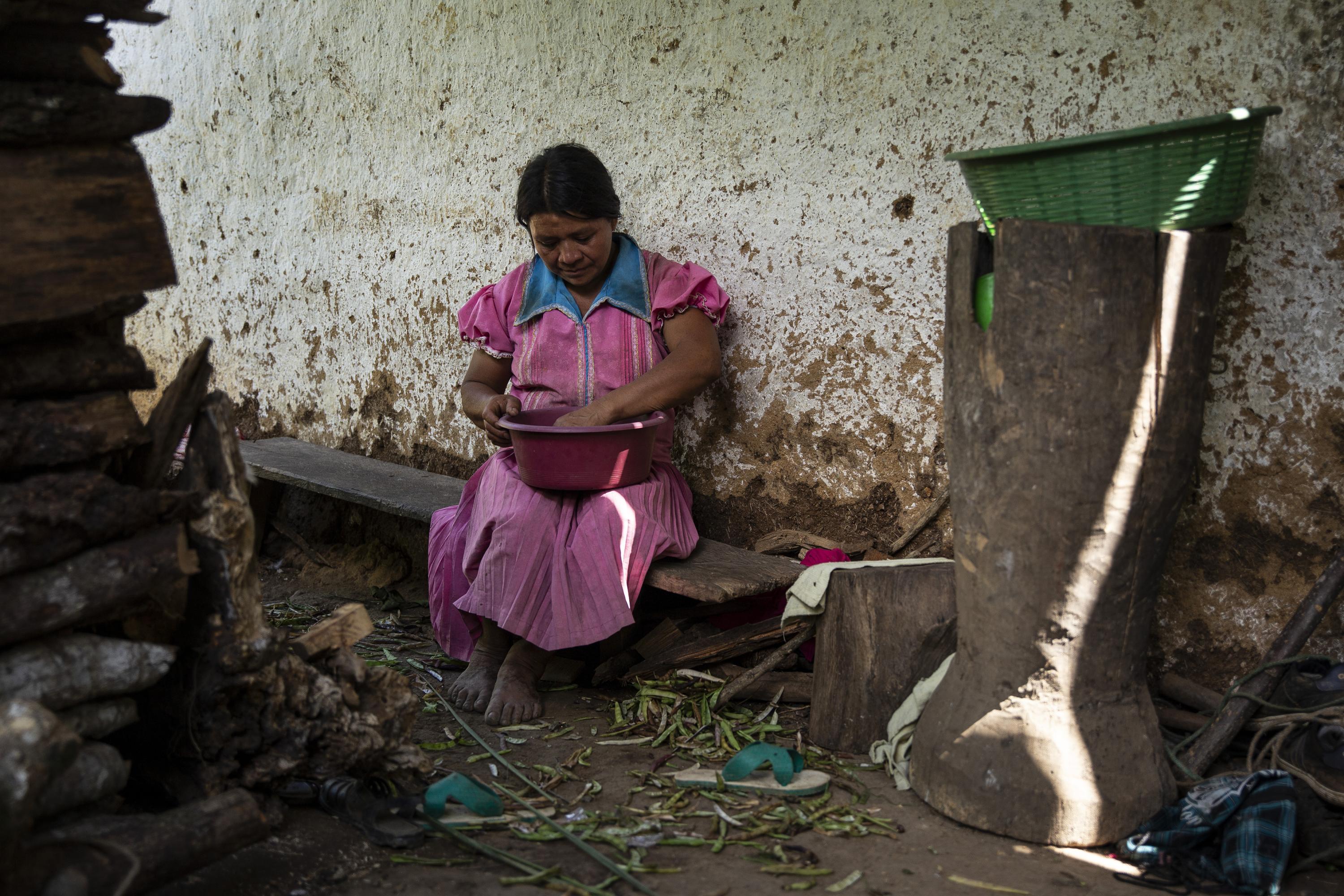 Josefa Aldana tiene 47 años y siete hijos. La mayor ya cumplió 29 y es madre de cinco. Josefa es futura comadrona del sector central de La Ceiba Talquezal. Como a la mayoría, la eligieron los líderes y lideresas de su aldea. Las comadronas atienden a las mujeres en el proceso de embarazo, asisten partos y brindan cuidados después del nacimiento. Es una práctica ancestral de los pueblos indígenas que ha sido integrada al manual de atenciones del Ministerio de Salud. Según un informe de UNICEF, las comadronas atienden el 29% de todos los partos que ocurren en Guatemala. El 16 de marzo de 2022, con el voto de 93 diputados, el Congreso guatemalteco aprobó un decreto que declara el 19 de mayo como “Día Nacional de la Comadrona”, para dignificar su experiencia y conocimiento ancestral que vela por la salud materno infantil de las zonas rurales y empobrecidas del país. Ese decreto también exige el reconocimiento al trabajo de las comadronas; la no discriminación a su labor; facilitar los medios para que ejerzan su trabajo en las comunidades, y también un apoyo económico de Q3,000 al año para cada una de las más de 23,500 comadronas en todo el país. Este último no se cumplió. Tres comadronas, dos en Chiquimula y una en Ciudad de Guatemala, aseguraron a El Faro que no reciben ese incentivo desde 2022.