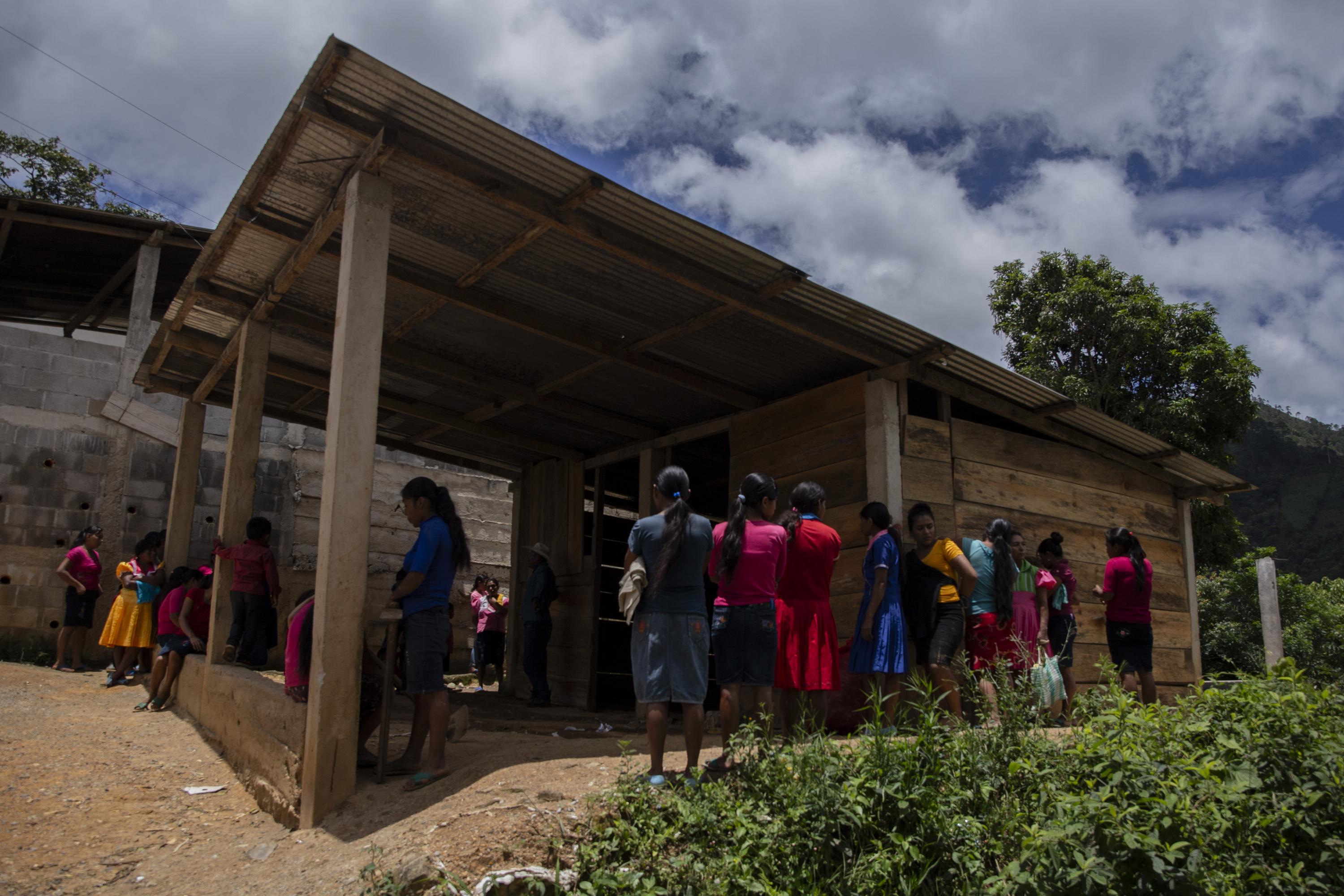 Una galera de lámina y madera es el puesto de salud más cercano que hay en La Ceiba Talquezal. Lo construyeron los habitantes, con sus propias manos y recursos. Es el primer espacio para atender a los niños en riesgo de desnutrición, donde se espera que un médico general realice los controles de talla y peso cada mes. Para la comunidad es un sueño. En la práctica es un derecho fundamental que las autoridades no han cumplido. “Nosotros estamos en un lugar muy abandonado. Con una salud pésima y una educación de la misma manera. Los gobernantes son siempre afines a un pequeño grupo, y muchas de las veces sólo se benefician los que se identifican con sus colores partidarios. Los líderes comunitarios que defendemos los territorios siempre somos ignorados”, dice Israel Ramírez, presidente de la Comisión de Salud Comunitaria de La Ceiba Talquezal.