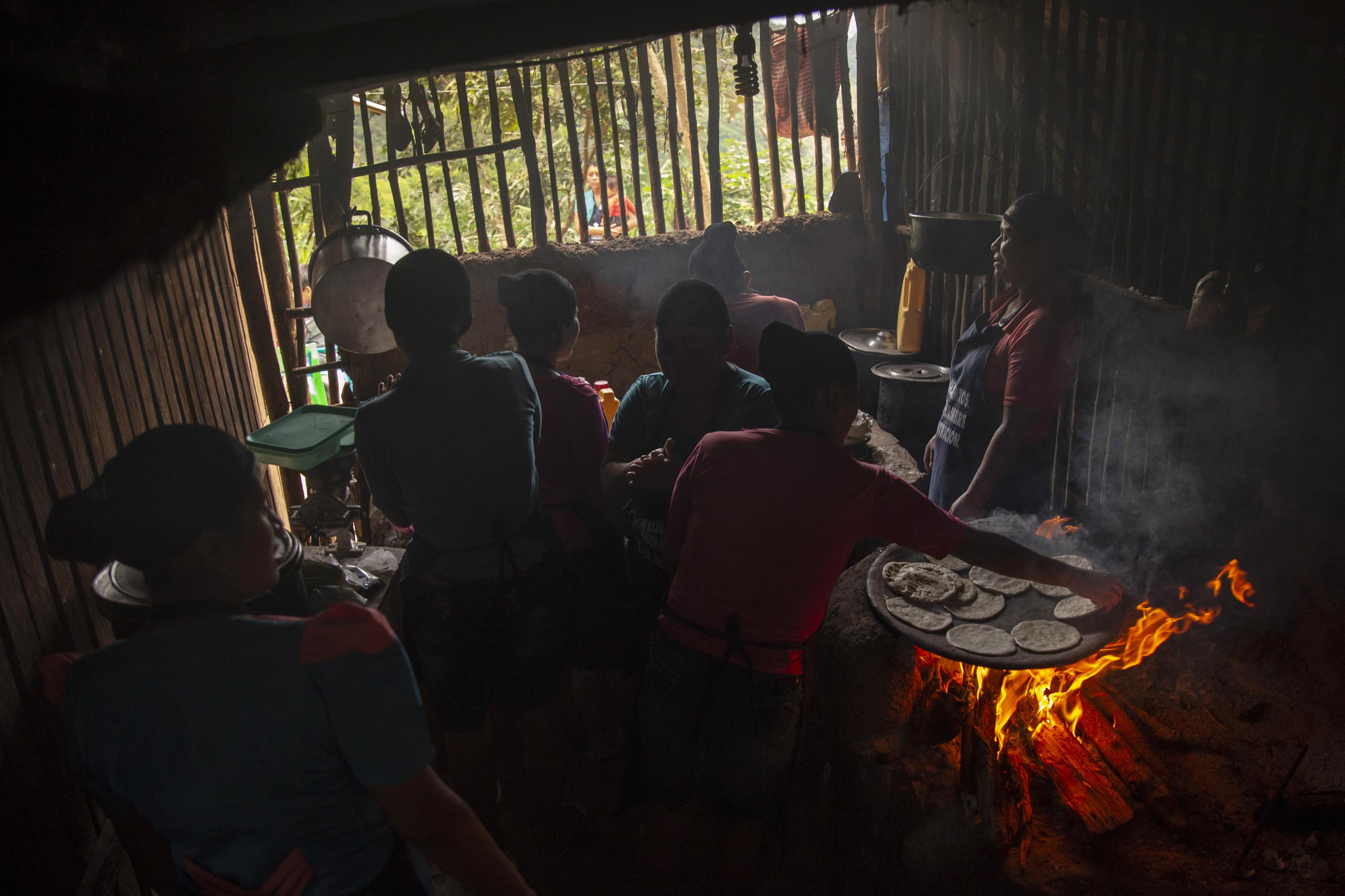 Siete mujeres preparan los alimentos para más de 25 niños. Están reunidas en la casa de Vitalina Morales, otra de las beneficiadas con la cocina comunitaria. Como en este programa, las mujeres también dominan los proyectos que intentan mejorar la calidad de vida de sus hijos. Los dos huertos comunitarios requieren del trabajo de unas cincuenta personas, cuarenta son mujeres. Ellas trabajaron en la construcción de la clínica comunal. También escarbaron un paredón para ampliar las aulas del centro escolar porque ya no tenía capacidad para recibir a más niños.