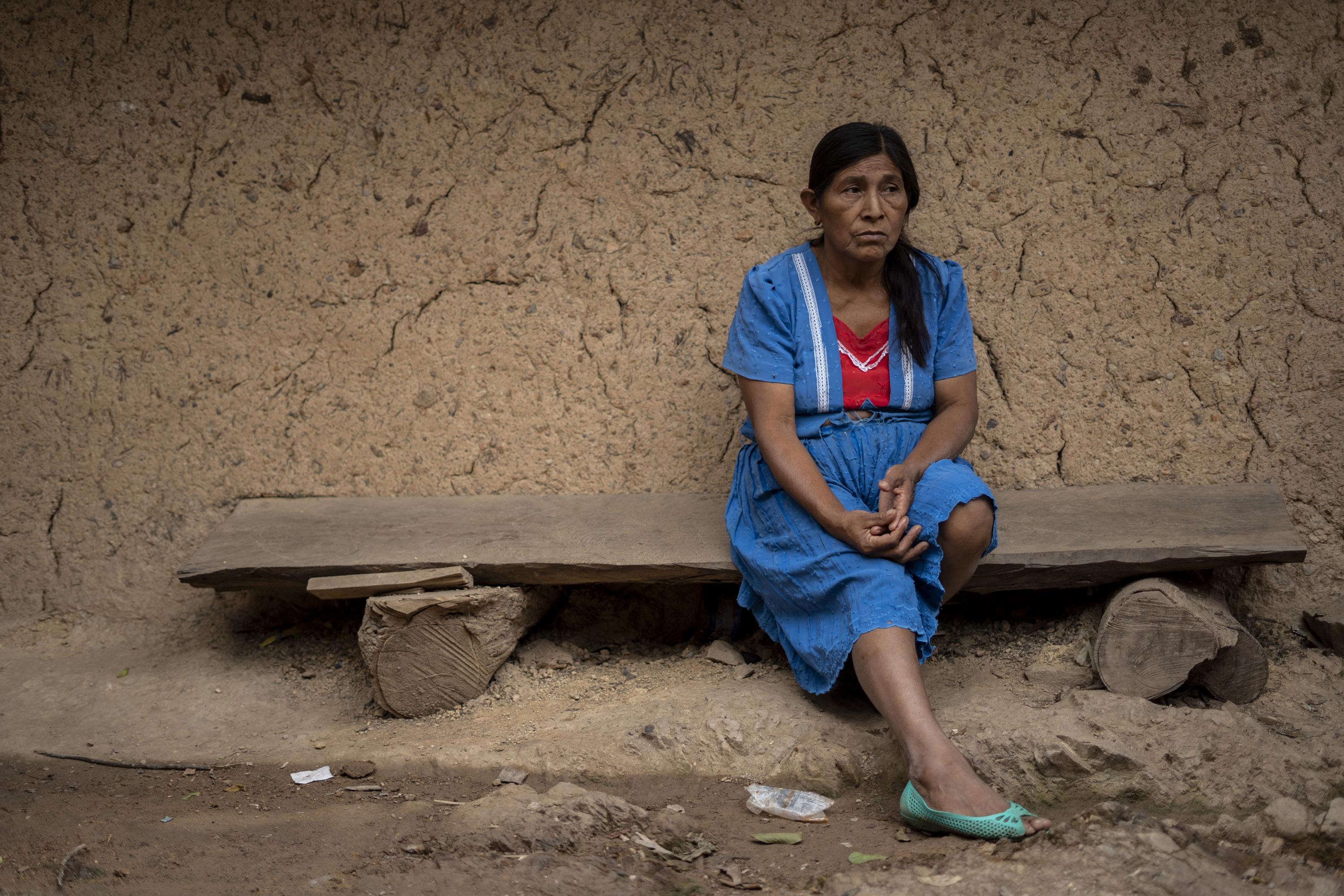 Roberta García es una luz para su aldea. Es comadrona, lideresa de su comunidad, y también educó a 158 mujeres para la creación de huertos caseros. Roberta vive en el cantón Pitahaya, del municipio de Camotán, a ocho kilómetros de distancia de La Ceiba Talquezal. Fue madre a los 16, ella sola se atendió seis de sus ocho partos. Así aprendió el oficio. Así asistió los partos de todos sus nietos y de muchos niños de la aldea. “Yo no vivo de esto. El Estado no responde, pero igual, caminamos. Ninguna comadrona va a decirle que ha recibido ayuda del gobierno”, dice. Cuando alguna familia llama, Roberta sólo pide transporte. Le cuesta caminar por la complicación de su diabetes. En sus cuatro años como presidenta del Consejo Comunitario de Desarrollo (COCODE), Roberta logró la construcción de un centro de convivencia, la construcción de una cancha de fútbol y un proyecto de agua potable. Desde 2007 ya lideraba el proyecto de huertos caseros, en el que se involucraron 158 mujeres para generar autonomía alimentaria. Sus huertos eran un ejemplo para el discurso de desarrollo en la comunidad. Recibió la visita de muchos periodistas y de la exvicepresidenta Roxana Baldetti, que ahora guarda prisión, por los delitos de asociación ilícita y defraudación tributaria. Ella dejó el proyecto en 2020. “Ahora sólo hay 20 huertos. Ya no hay curiosidad ni voluntad de trabajar por la comunidad”, dice. La última vez que El Faro tuvo acceso a su vivienda, Roberta regresaba de buscar hojas de guanábana. Con ellas prepara el té que alivia su diabetes, la enfermedad que la tiene indispuesta desde el 2019.