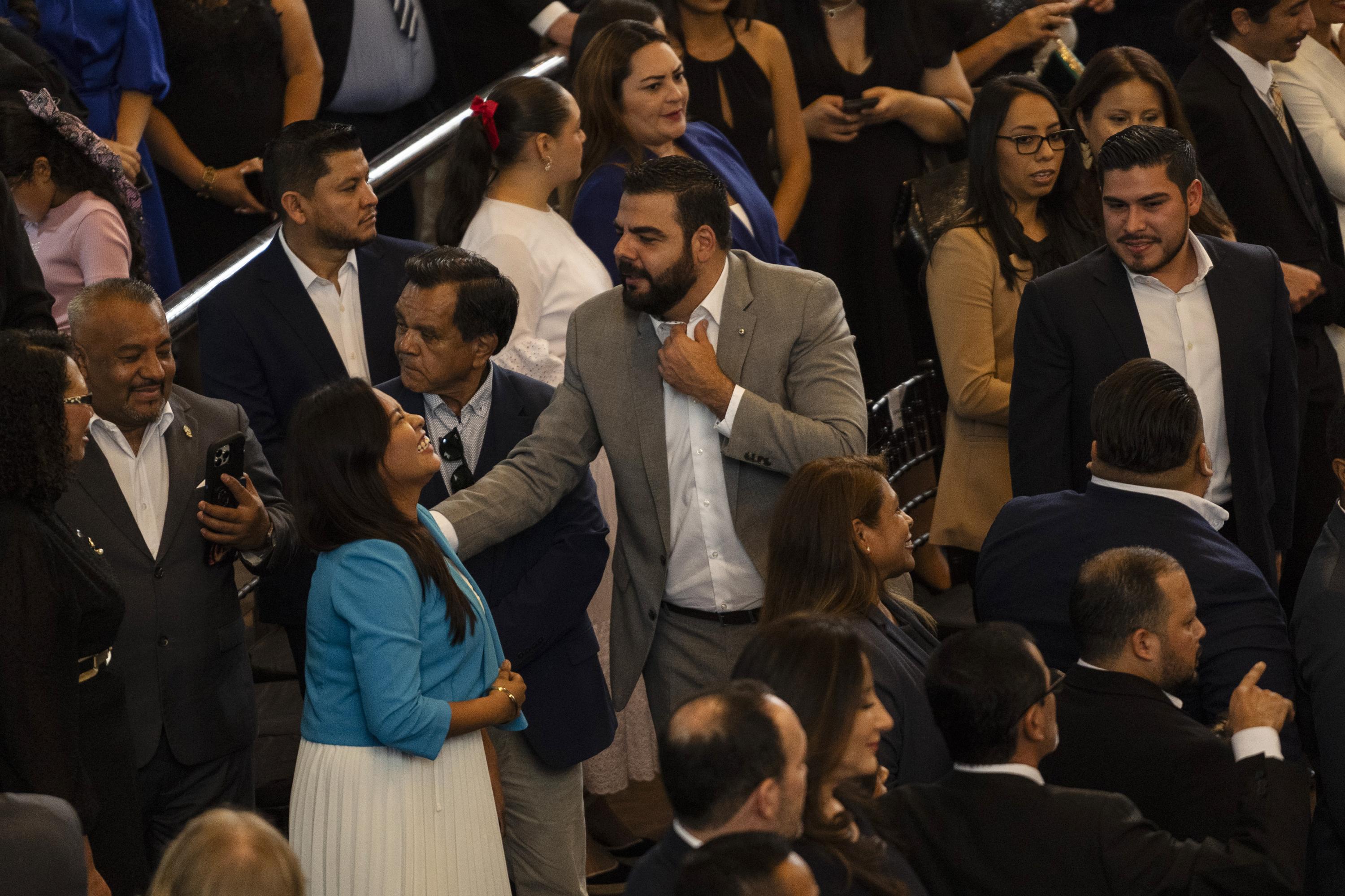 Xavi Zablah, president of Nuevas Ideas, greets ruling-party legislators during their swearing-in ceremony in San Salvador on May 1, 2024. Photo Víctor Peña