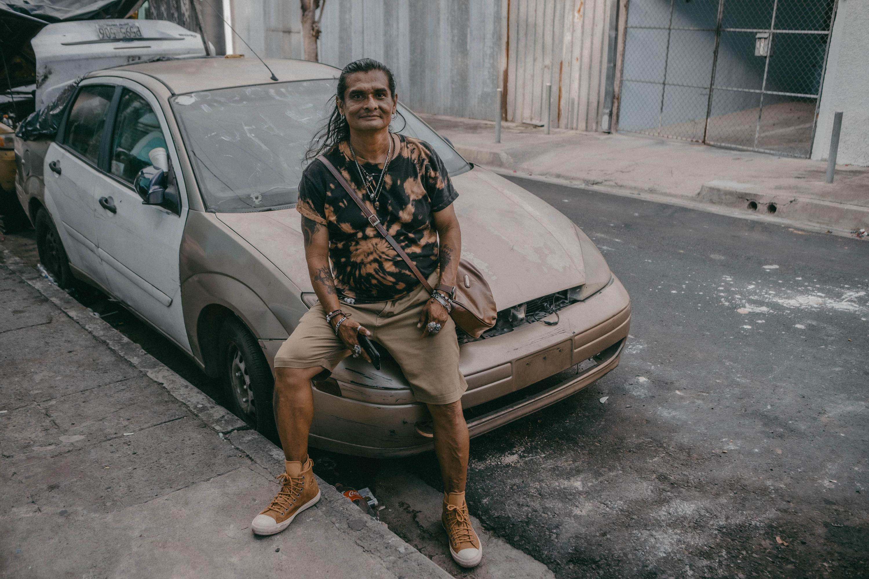 In 2020, Ulises Argueta, known as Tarzan, was dying in the street. He was suffering from a liver inflammation provoked by an alcohol addiction he had had since his adolescence. Earlier this year, he found himself wandering outside El Congreso, a well known bar in San Salvador’s Historic Downtown. “My godfather, Eder Valencia, picked me up from there and El Brit was born. They brought me to the hospital and helped me physically recover. I’m 48 now, and I can say that this is my family. I’m a volunteer, and everytime that someone recovers from addiction, I’m happy for them,” said Tarzan, who has gone four years without drinking.