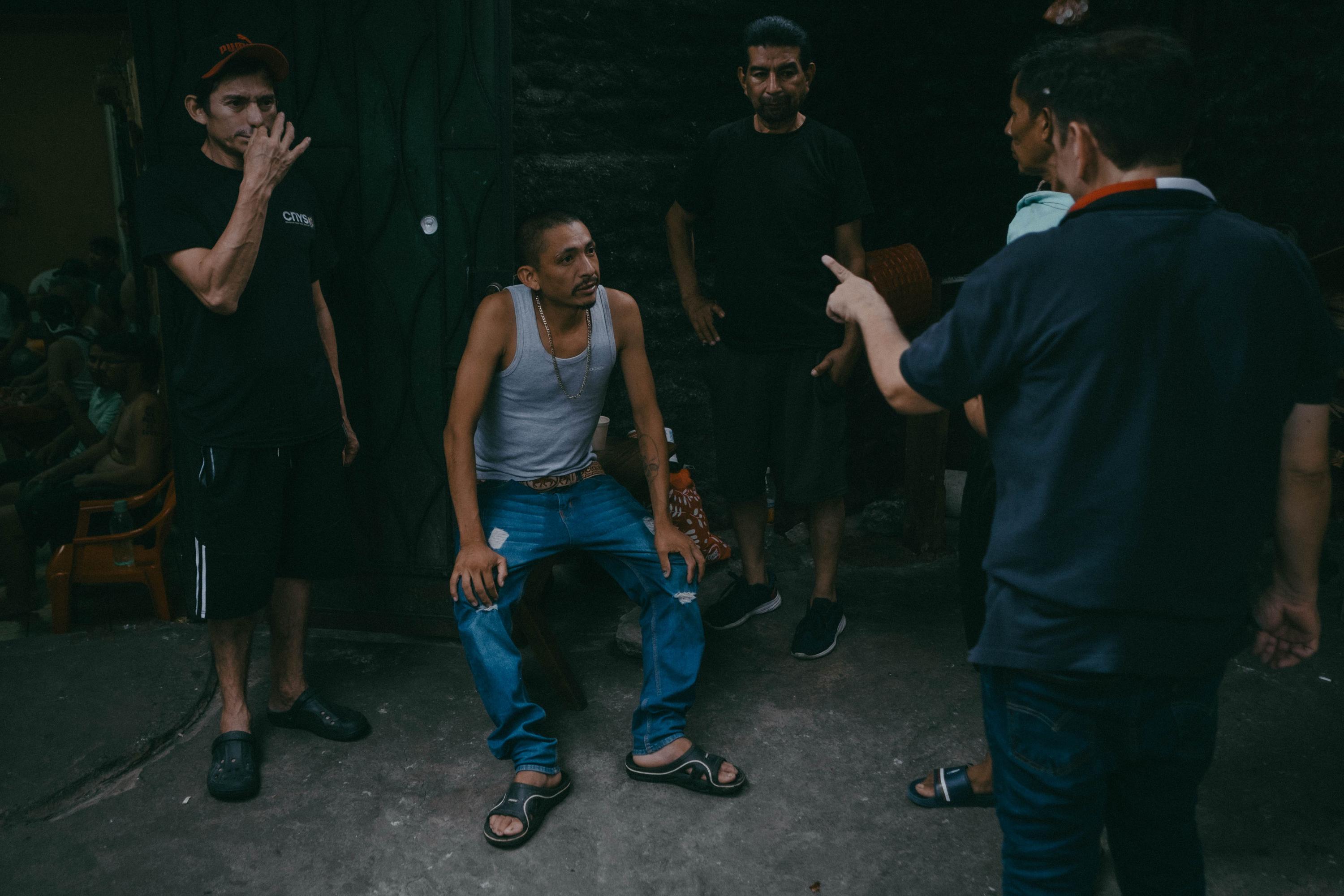 José Bonilla, center, was scared. His hands trembled, and he felt as if his heart were going to burst through his chest. On September 12, he had gone one week without alcohol and three days without sleeping. Some patients tried to calm him down by explaining to him that this was the body’s typical reaction to quitting “cold turkey.” “I drank 90-proof alcohol for more than a month straight,” José said. The men told him: “If you continue this way, ask to be taken to the hospital because it can be very dangerous. Don’t drink coffee, and don’t smoke either.”