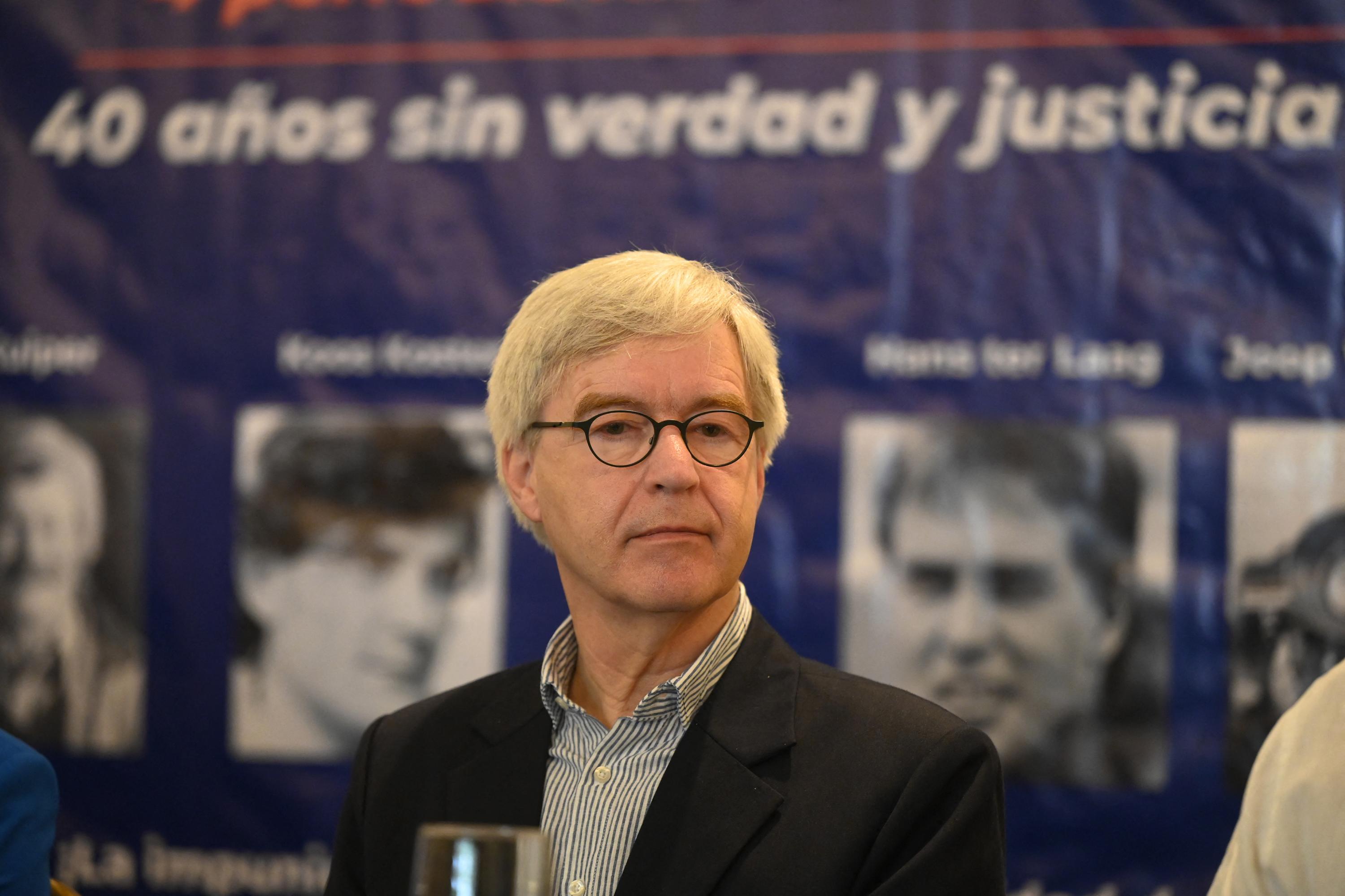 Gert Kuiper, hermano del periodista asesinado Jan Kuiper, durante una conferencia de prensa para exigir justicia para los cuatro periodistas holandeses asesinados por la Fuerza Armada de El Salvador. El 17 de marzo de 1982, los periodistas Koos Andries Koster, Jan Cornelius Kuiper, Hans Lodewijk ter Laag y Johannes Jan Wilemsen fueron emboscados y asesinados por miembros de un batallón de las fuerzas armadas salvadoreñas en el departamento de Chalantenango. Foto de El Faro: Marvin Recinos/ AFP.