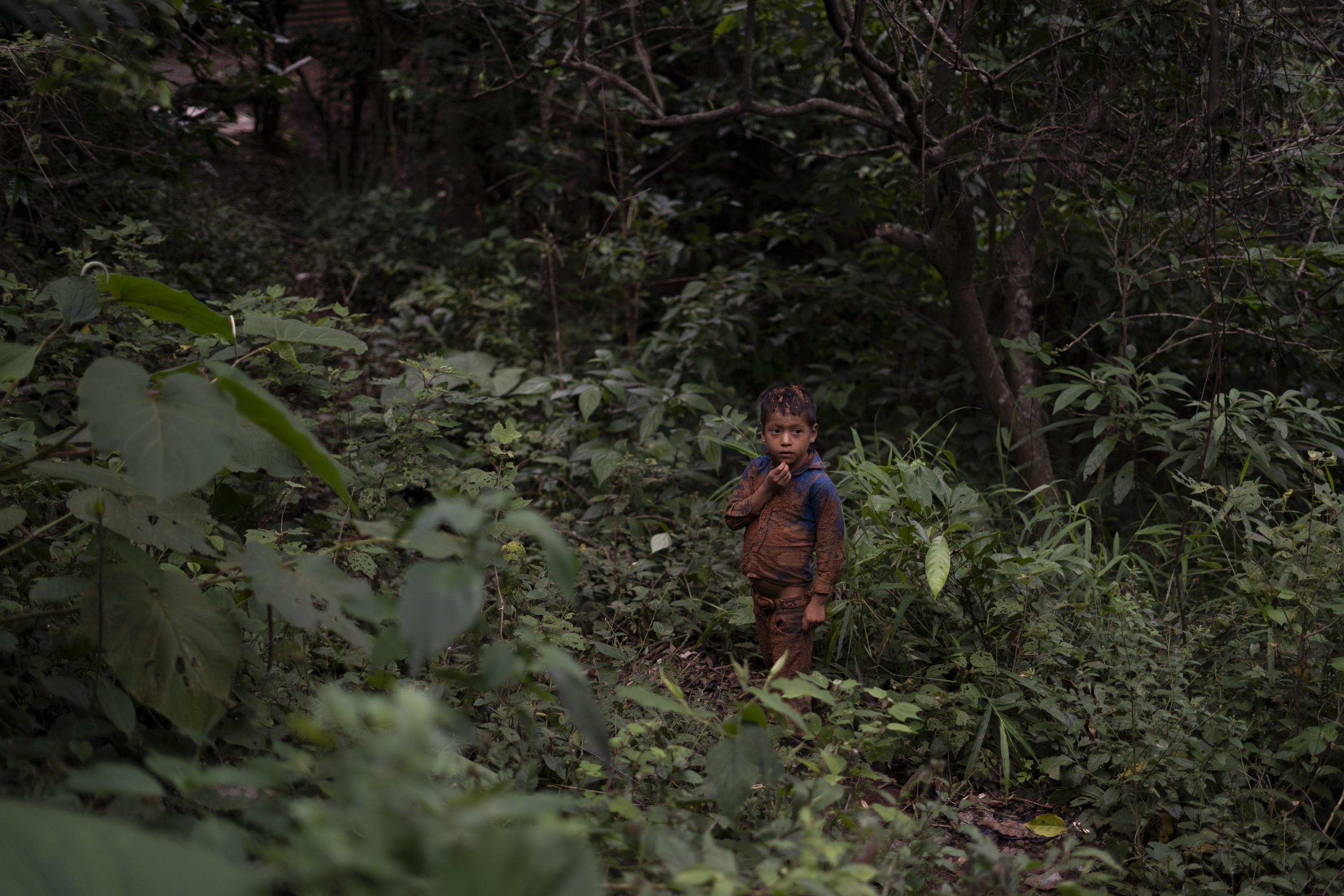 Hamilton was playing with some rocks when an adobe wall collapsed and buried his six-year-old body. No one saw it happen. He was trapped in the mud, but managed to pull himself out as best he could. He walked home alone to change his clothes. In La Ceiba Talquezal it is normal to see children walking alone, at any time and in any shape. There are others like Hamilton: Axel Pérez is ten years old. He started first grade in January 2024 and often wanders through the orchards in search of fruit to eat. During orange season, Axel will spend whole mornings under a big tree, eating as much fruit as he can. He always carries his machete, and he wears a red jacket with no buttons and black pants that he tucks inside his rubber boots. Three hundred meters from here, Jorvin would often run through the community’s small side streets, his face and clothes stained with “Nutri Niños,” the complementary food that the Guatemalan government distributes in rural communities to “reduce the country