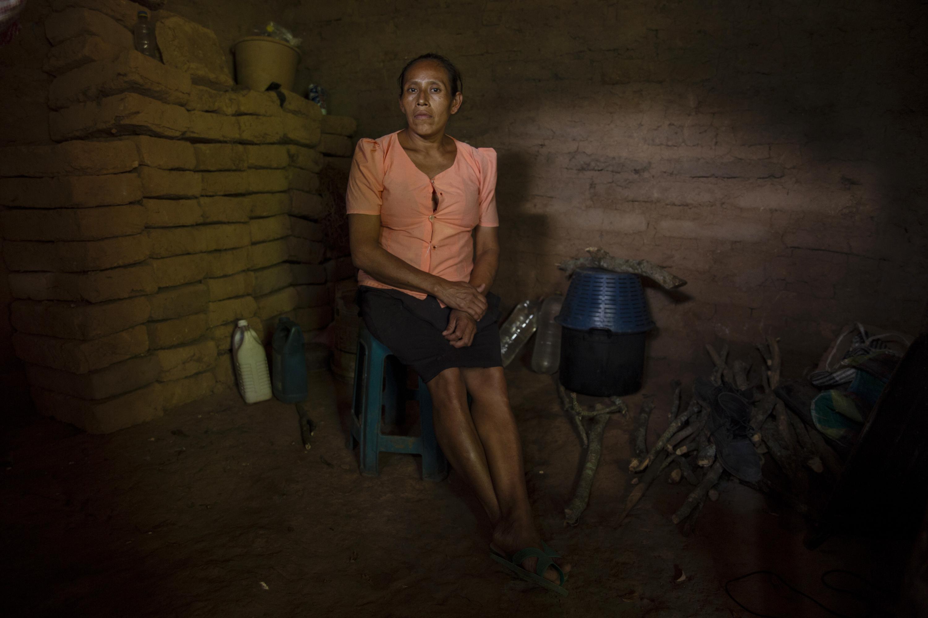 Lidia Hernández is the midwife everyone thinks of when asked. She is 40 years old and has eight children. She has too many grandchildren to count. In the past, she would attend as many as fifteen births in a single year. Now she attends between three and five, because there are two more midwives in her village who take on a share of the births. Lidia also suspects that there are fewer deliveries these days, because family planning is more common. Midwives are increasingly counseling women not to have as many children, but more often than not, the men reject their recommendation. “We don’t receive any pay for our work. The government wants us to work, but they forget about us when they make their policies,” she says. During her ten years of service, Hernández has received just one payment of Q3,000 from the government, which was delivered in 2022. The state has failed to fulfill this obligation for the past two years. She survives off her small plot of land, where she harvests corn and beans. Sometimes she gets help from her four children, who no longer live with her. Her first husband, with whom she had six children, was murdered 14 years ago. Her second husband abandoned her five years ago, leaving her alone with her two other children.