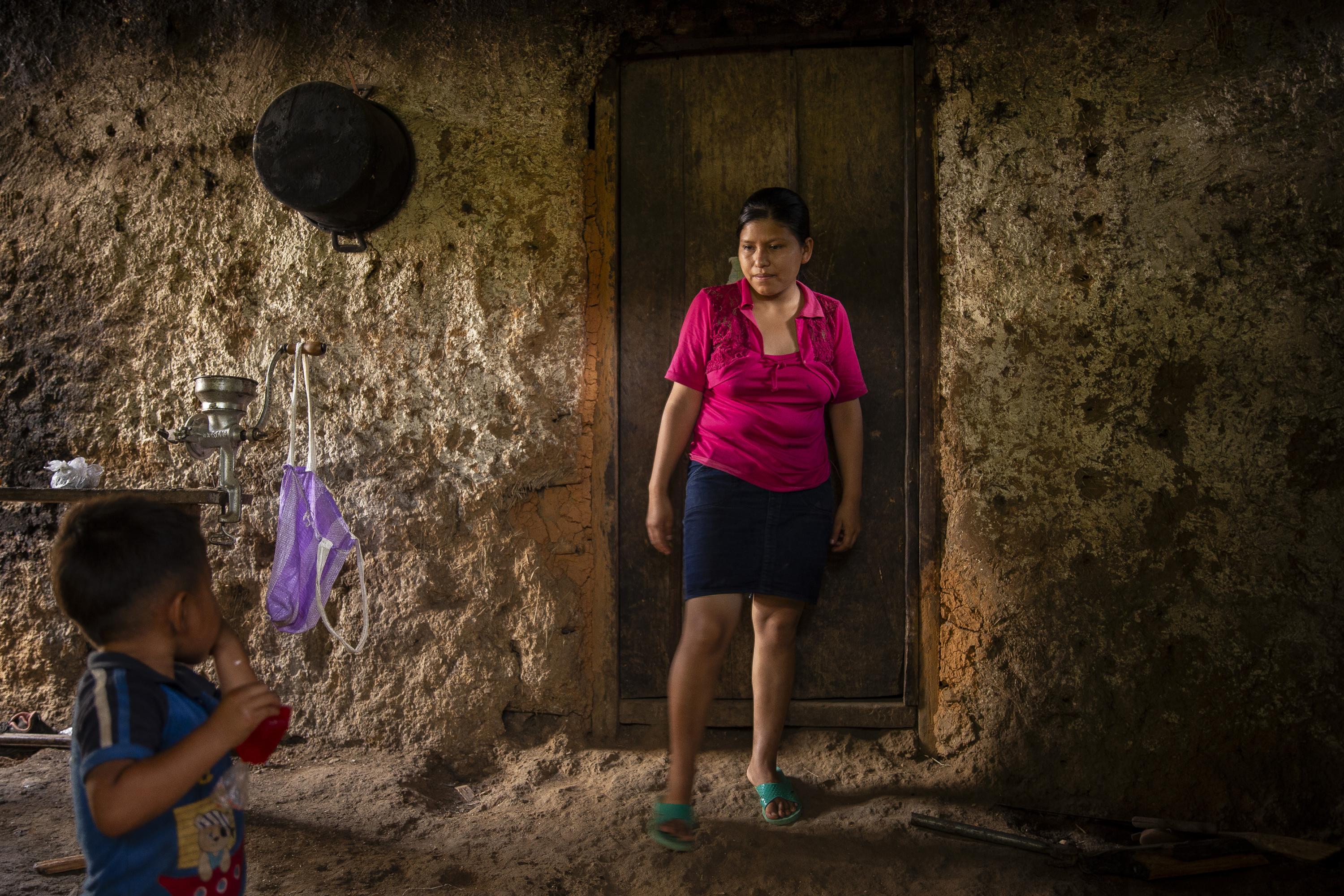 Brenda buried her second daughter on Dec. 11, 2020. Since then, she has not visited her grave. “When you do everything for your children, there’s no time for sadness. That’s why I don’t mourn her. I gave everything for her when she was alive. Now I have to take care of my other three children,” she says. Jazmín lived only two years, mostly between hospitals in Chiquimula, Zacapa, and Guatemala City. “In the capital, they did all the tests and told me it was pneumonia. That was all. When I took her to intensive care, she was nine months old and weighed 16 pounds. When she came out, she was 16 months old and weighed 13 pounds. She lost weight in the hospital. Maybe because of all the blood they were taking,” says Brenda. She and her husband work as day laborers on farms near their home, where they make about Q80 a day (a little over $10).