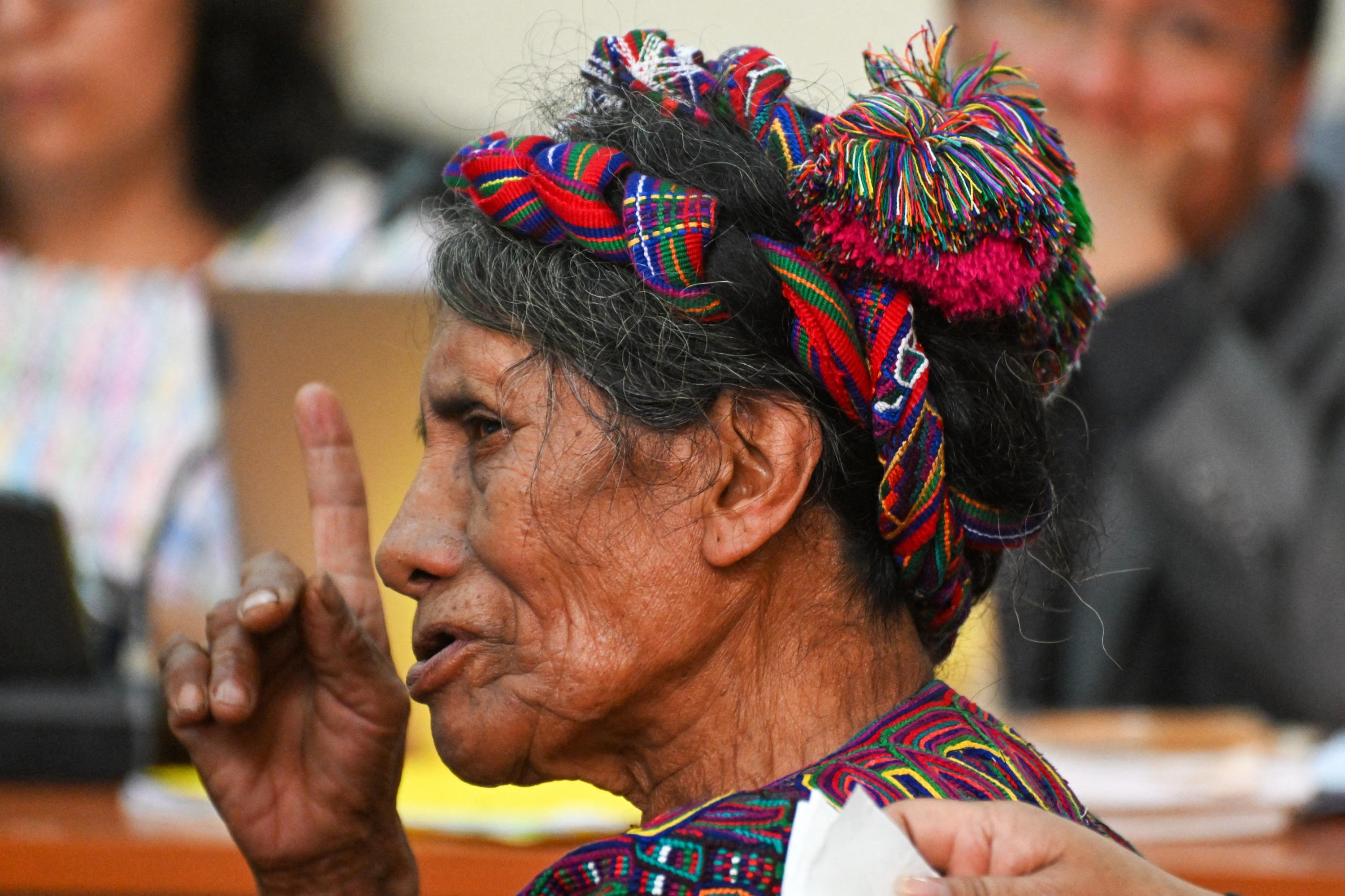 Lorenza Santiago, sobreviviente del genocidio maya ixil, brinda testimonio en el juicio contra el general Benedicto Lucas García en Ciudad de Guatemala el 8 de abril de 2024. Foto de El Faro: Johan Ordóñez/ AFP.