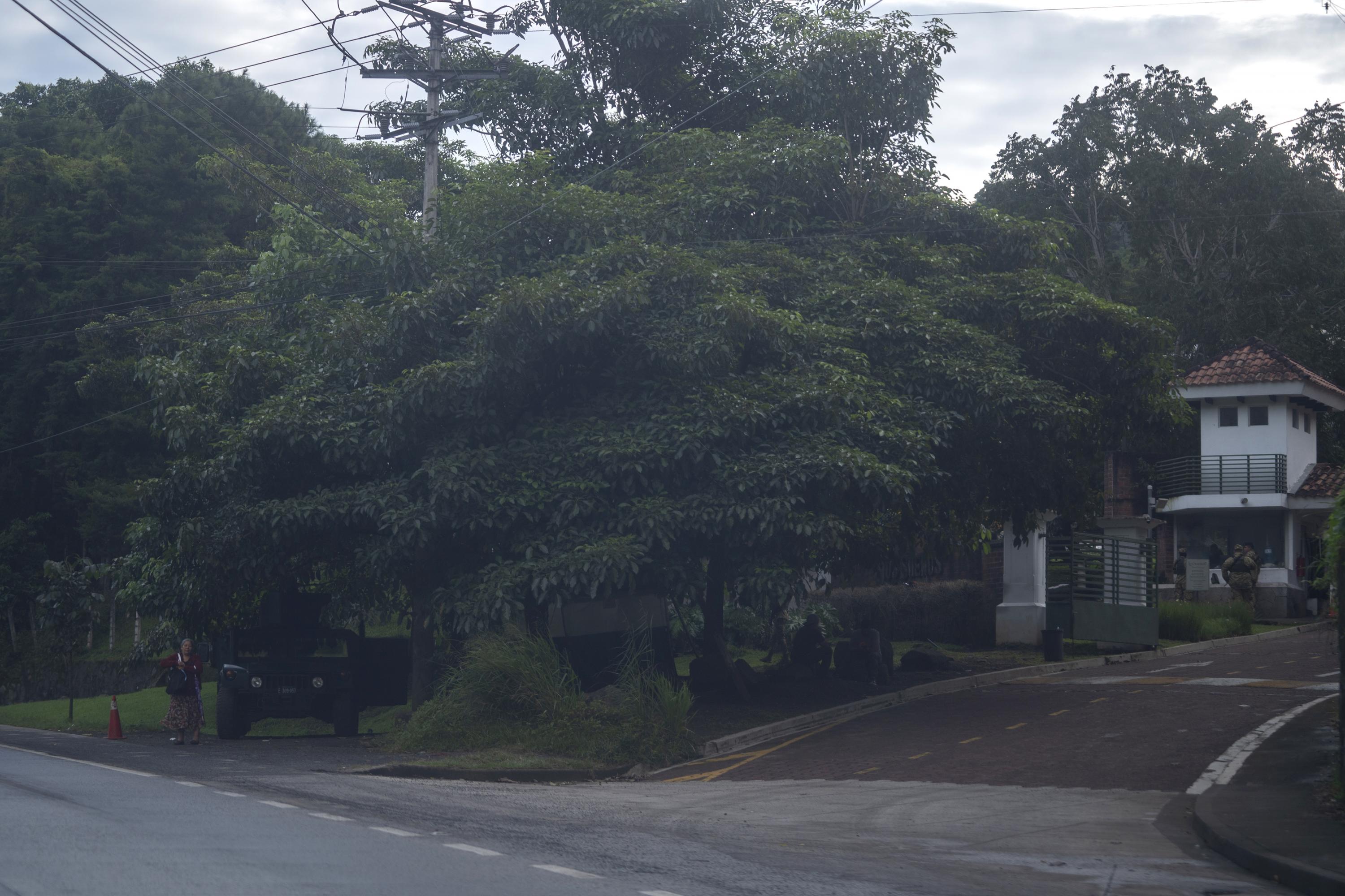 Entrada sur de la residencial Los Sueños, sobre la carretera al Puerto de La Libertad. El Estado Mayor Presidencial mantiene un dispositivo de custodia en ese lugar, con permanencia de vehículos militares. Foto de El Faro: Víctor Peña. 