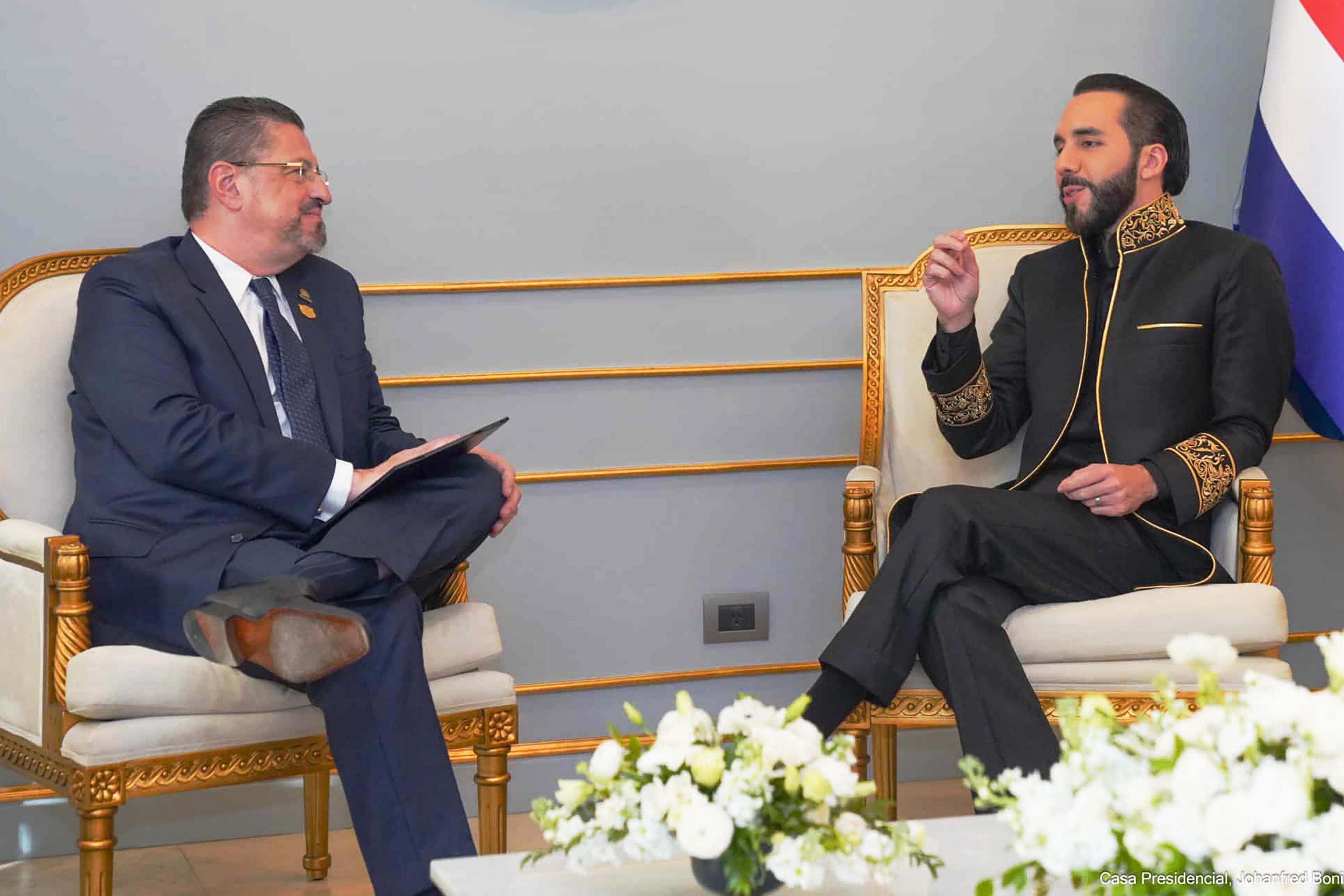 El presidente de Costa Rica, Rodrigo Cháves, platica con Nayib Bukele, presidente de facto de El Salvador, el 1 de junio de 2024, día de su toma de posesión. Bukele le devolvió la visita en noviembre de 2024. Foto de El Faro: Secretaría de Prensa. 