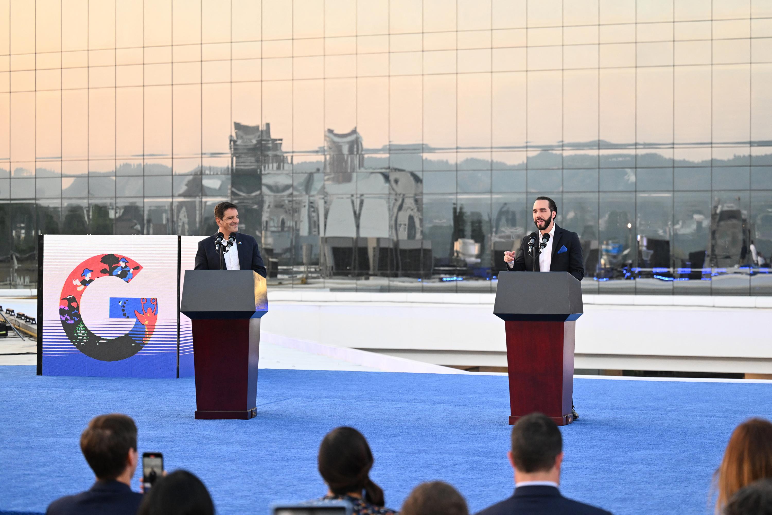 Eduardo López, presidente de Google para América Latina, junto Presidente de El Salvador, Nayib Bukele, durante la inauguración de la sede de Google en San Salvador, el 15 de abril de 2024. Foto de El Faro: Marvin Recinos/AFP.