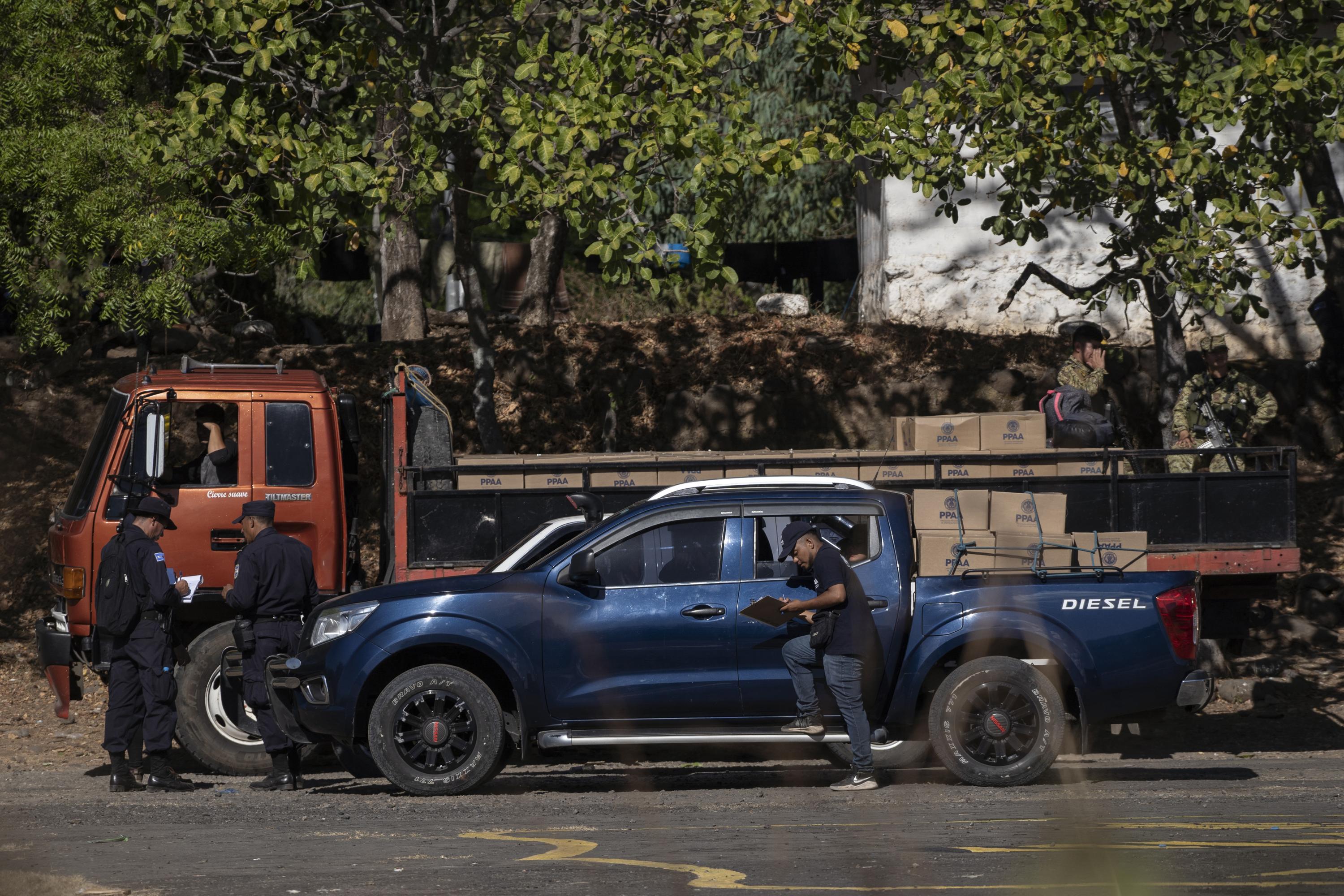 Soldiers, police officers, and prisoners fill trucks with boxes from the Presidential Program of Food Assistance on January 25 in San Francisco Gotera, Morazán. Photo El Faro