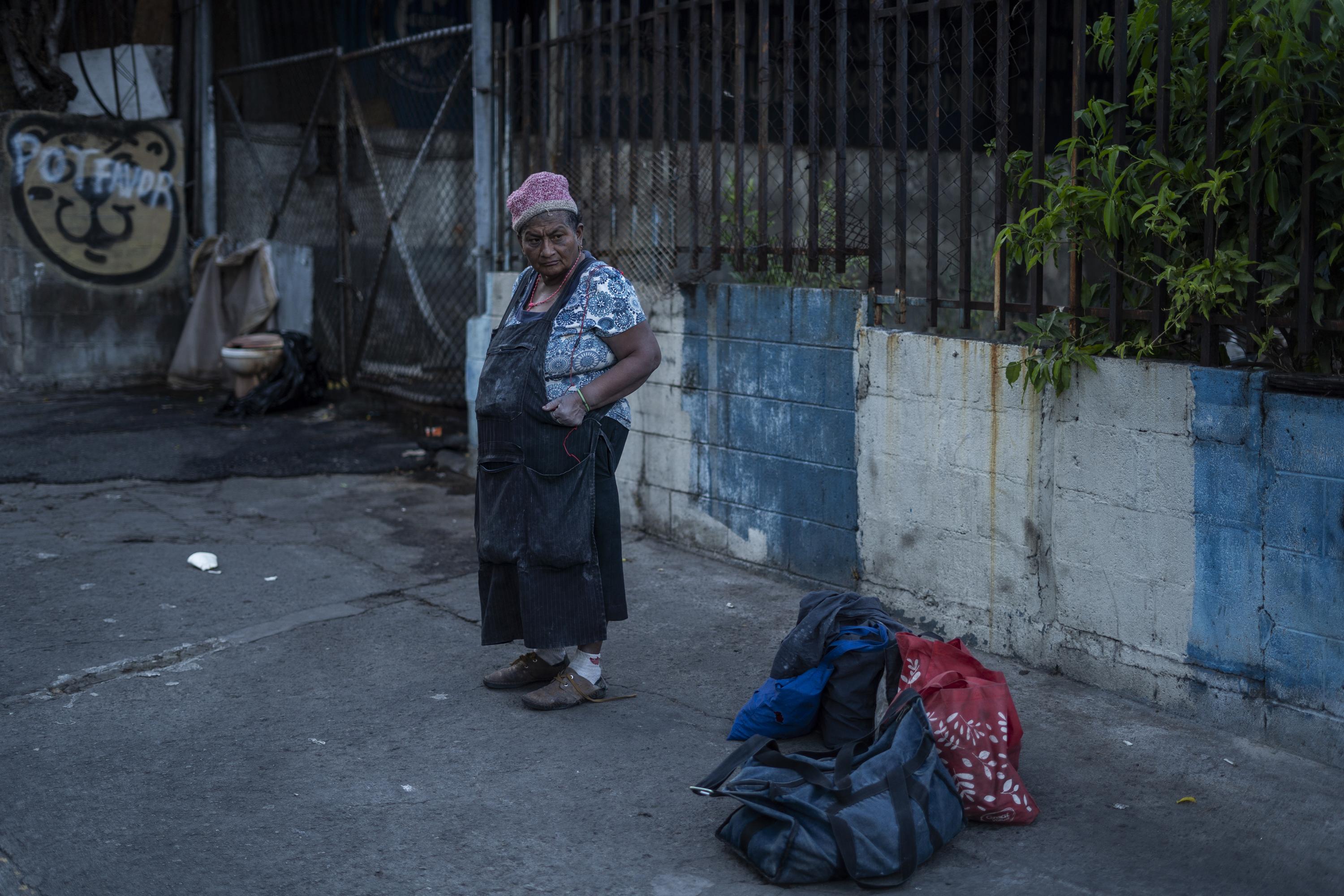 – Yo le tengo miedo a esos hombres – dice Vilma. – ¿A cuáles hombres? – A esos policías. – ¿Por qué les tiene miedo? – Porque siempre me regañan y me quieren pegar y me sacan. Vilma, de 48 años, deambula en los alrededores de la plaza Libertad para recoger botellas plásticas con las que se gana la vida. Casi todas las tardes se sienta frente a la casa en ruinas del expresidente Alfonso Quiñónez Molina, miembro de la dinastía Meléndez Quiñónez, que también gobernó entre 1913 y 1927. Ese espacio, a menos de cien metros de la villa navideña de la plaza Libertad, hoy es un rincón maloliente donde algunos indigentes suelen hacer sus necesidades. Foto de El Faro: Víctor Peña.   