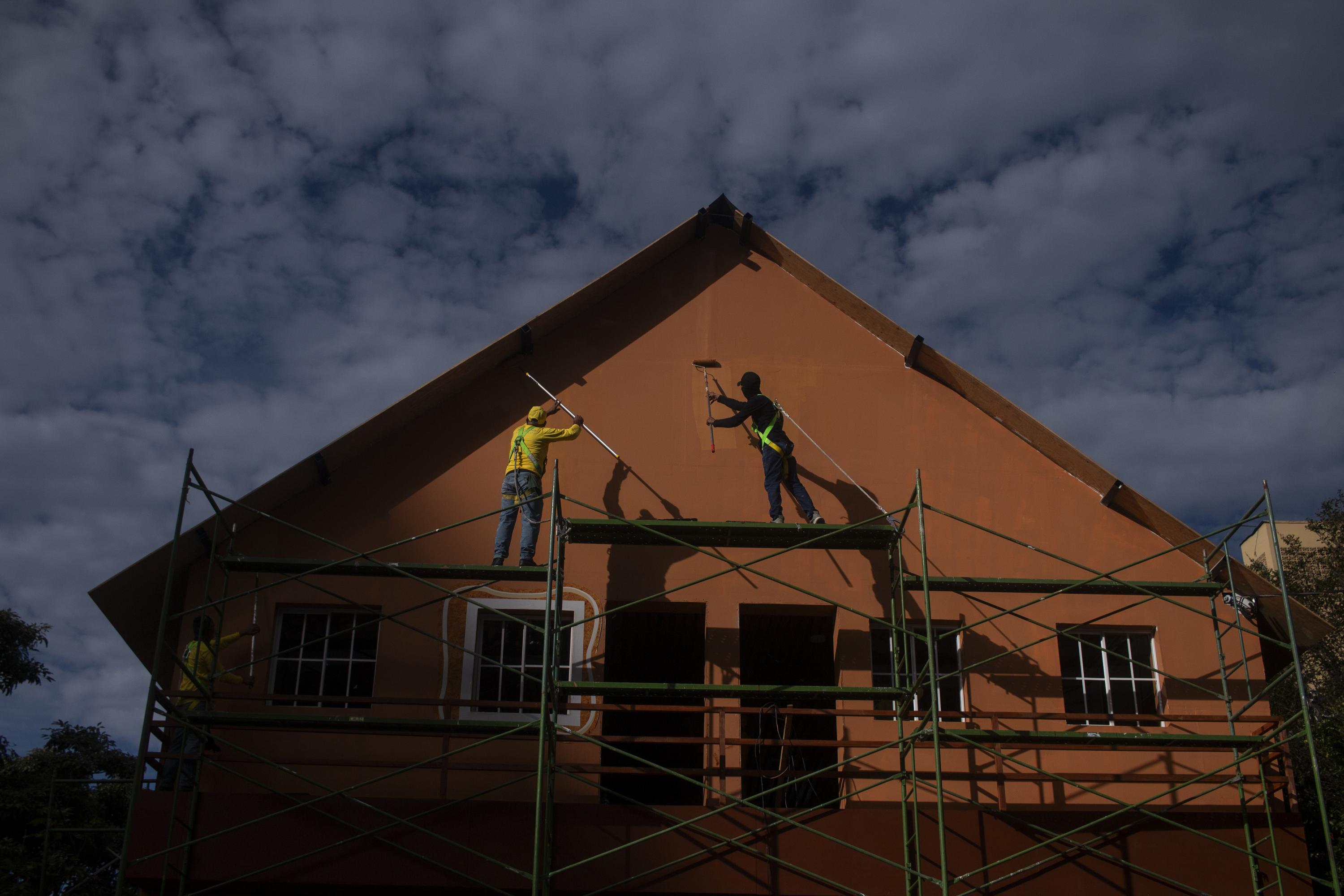 El 3 de diciembre, reos en fase de confianza trabajaban en la construcción de las estructuras de la villa navideña del Centro Histórico, mientras los custodios de la Dirección General de Centros Penales se paseaban entre la plaza Morazán y la plaza Gerardo Barrios. La villa navideña fue inaugurada el sábado 7 de diciembre. Foto de El Faro: Víctor Peña. 