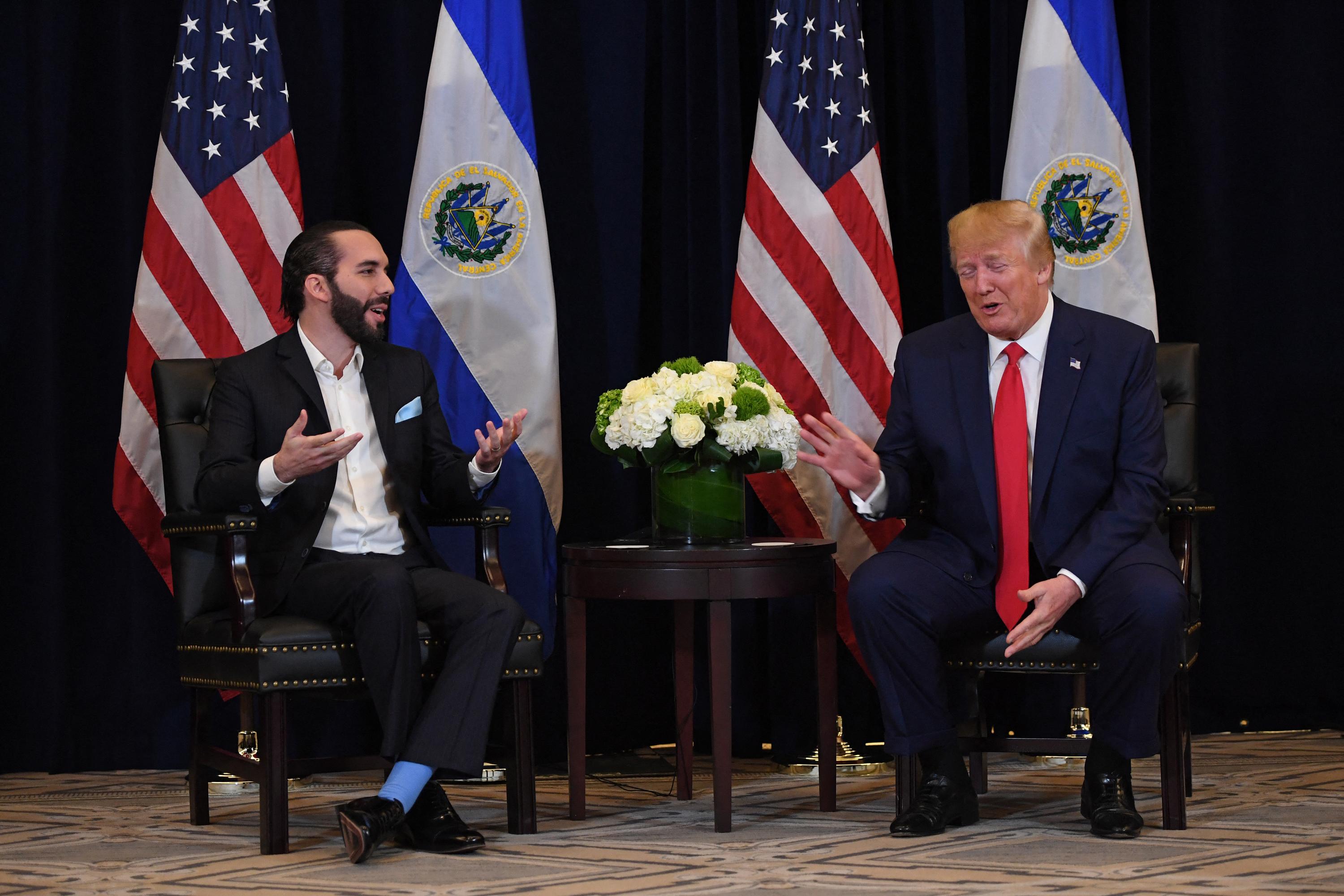 El presidente estadounidense Donald Trump y el presidente Nayib Bukele, se reúnen en Nueva York, el 25 de septiembre de 2019, al margen de la Asamblea General de las Naciones Unidas. En esa ocasión, Trump dijo que creía que Bukele debía permanecer en el poder más tiempo del período regular de cinco años. Foto de El Faro: Saul Loeb/ AFP.