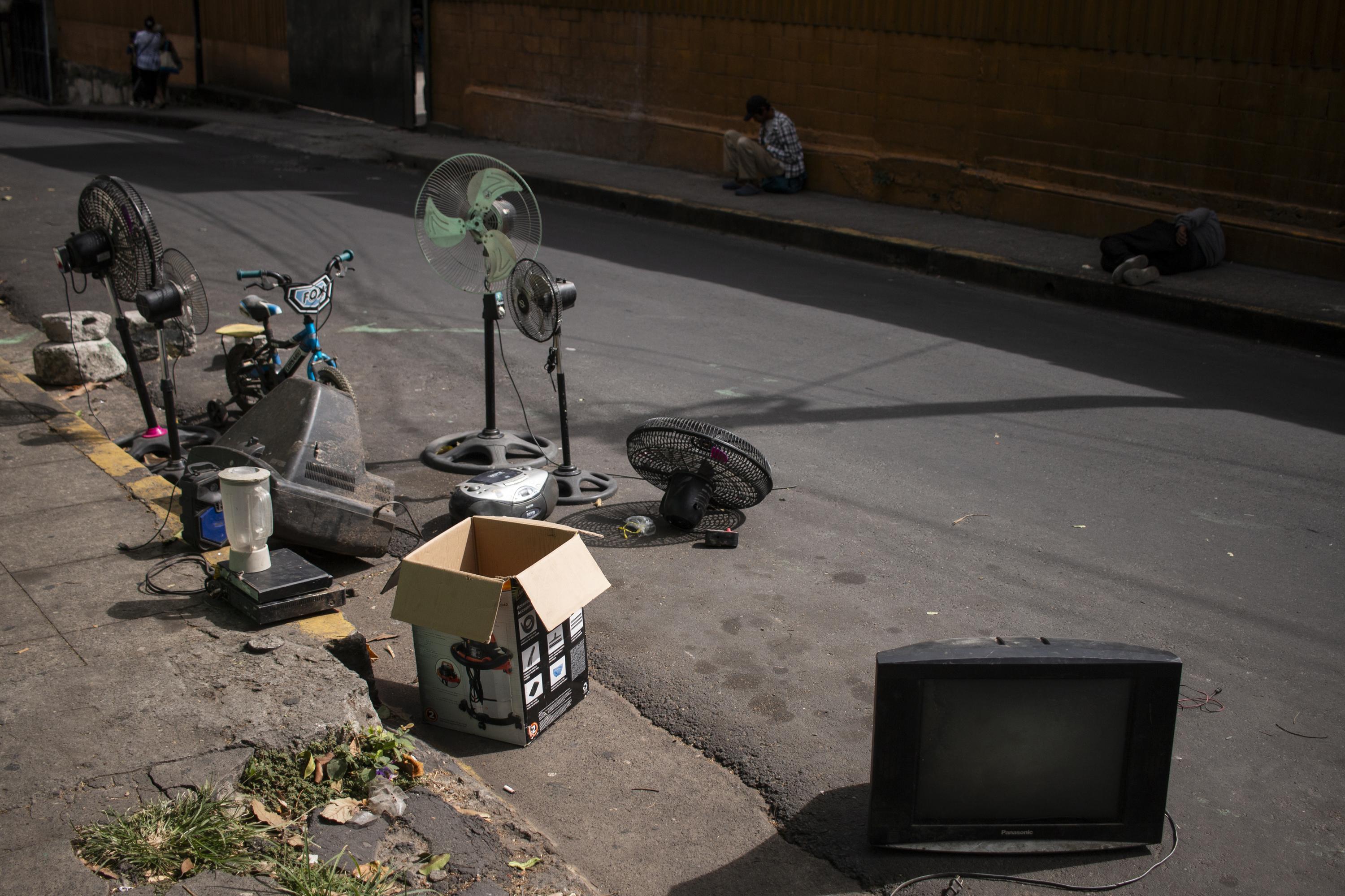 “Street vendors are left out of this circus they have set up,” says a used appliance vendor who prefers not to identify himself. On the other side of the street, two homeless people sleep on the sidewalks that cross Eighth Street East and Sixth Avenue South, where many have gone to make a living, in one of the loneliest spaces in the Historic Center. “Three blocks from here, a coffee is four dollars. That