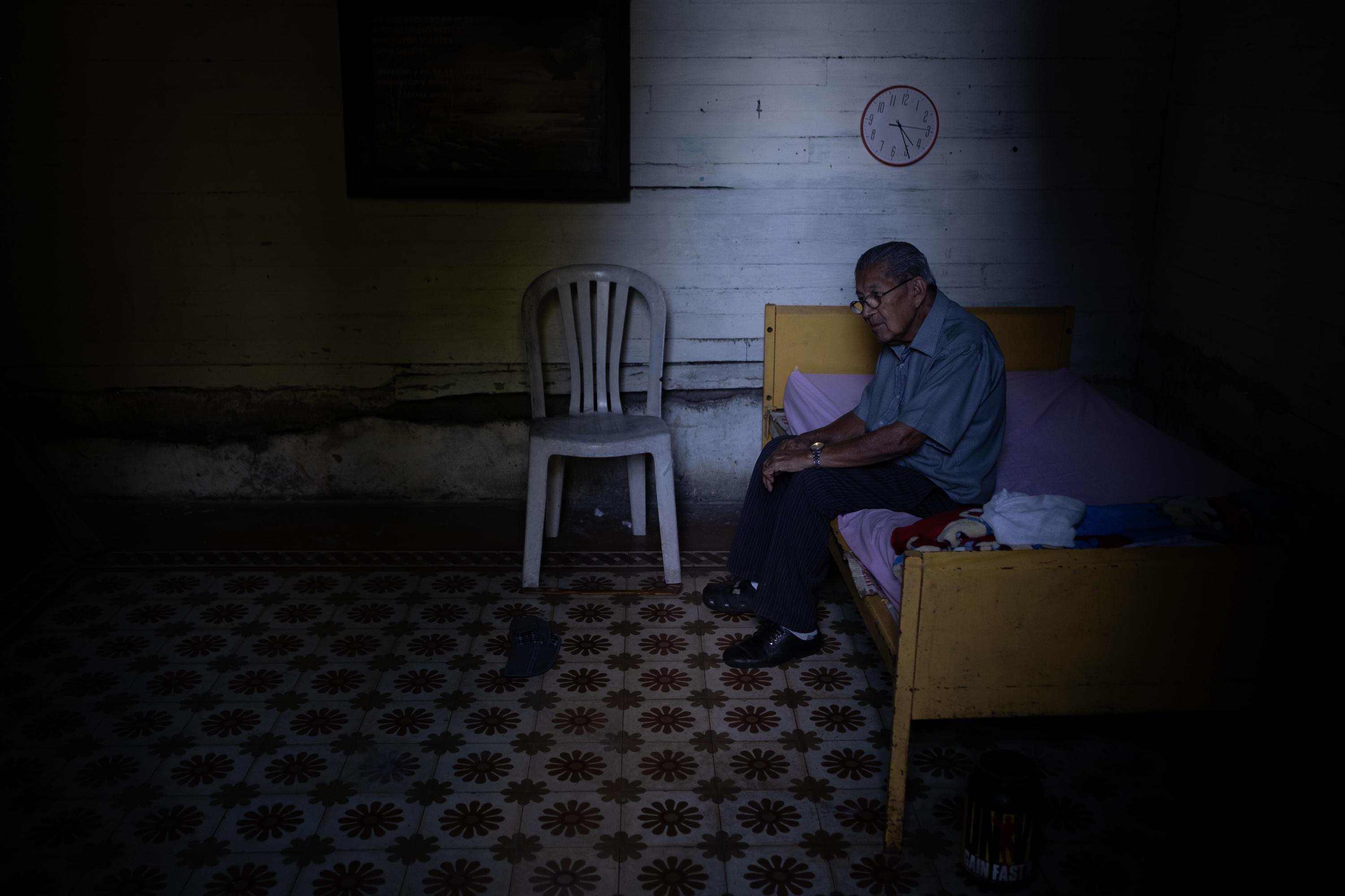 It has been four years since Fabián González was the last hairdresser working in the midst of the Covid-19 pandemic in the Historic Center. Fabián, now 86, has worked permanently and lived intermittently downtown since 1985. He now lives in the room that belonged to his son, who committed suicide due to depression. The inn, of which Fabián is the sole tenant, is one block from Plaza Libertad. He pays $65 for the room, which during the pandemic cost $45. “Everything has gone up in price; the Center is now a beauty that we can’t afford,” he says, sitting in the dark room near the lights and bustle of Plaza Libertad’s Christmas Village. Photo Carlos Barrera