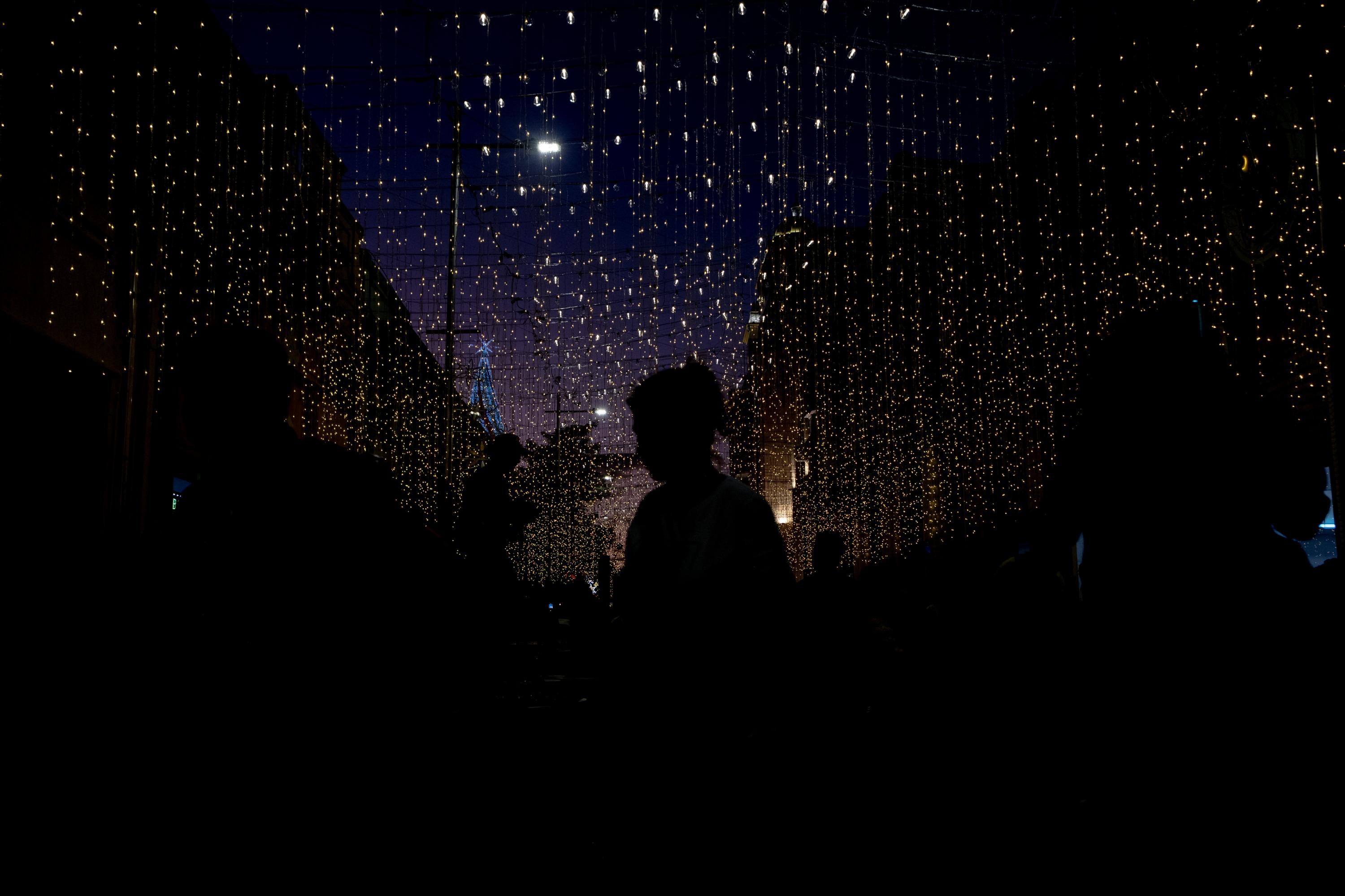 Thousands of lights adorn the now pedestrian walkway on Second Street East in the Historic Center. On one side of the walkway is the building purchased by the brothers of President Nayib Bukele for $1.3 million. On its rooftop operates a luxury restaurant. Photo Carlos Barrera