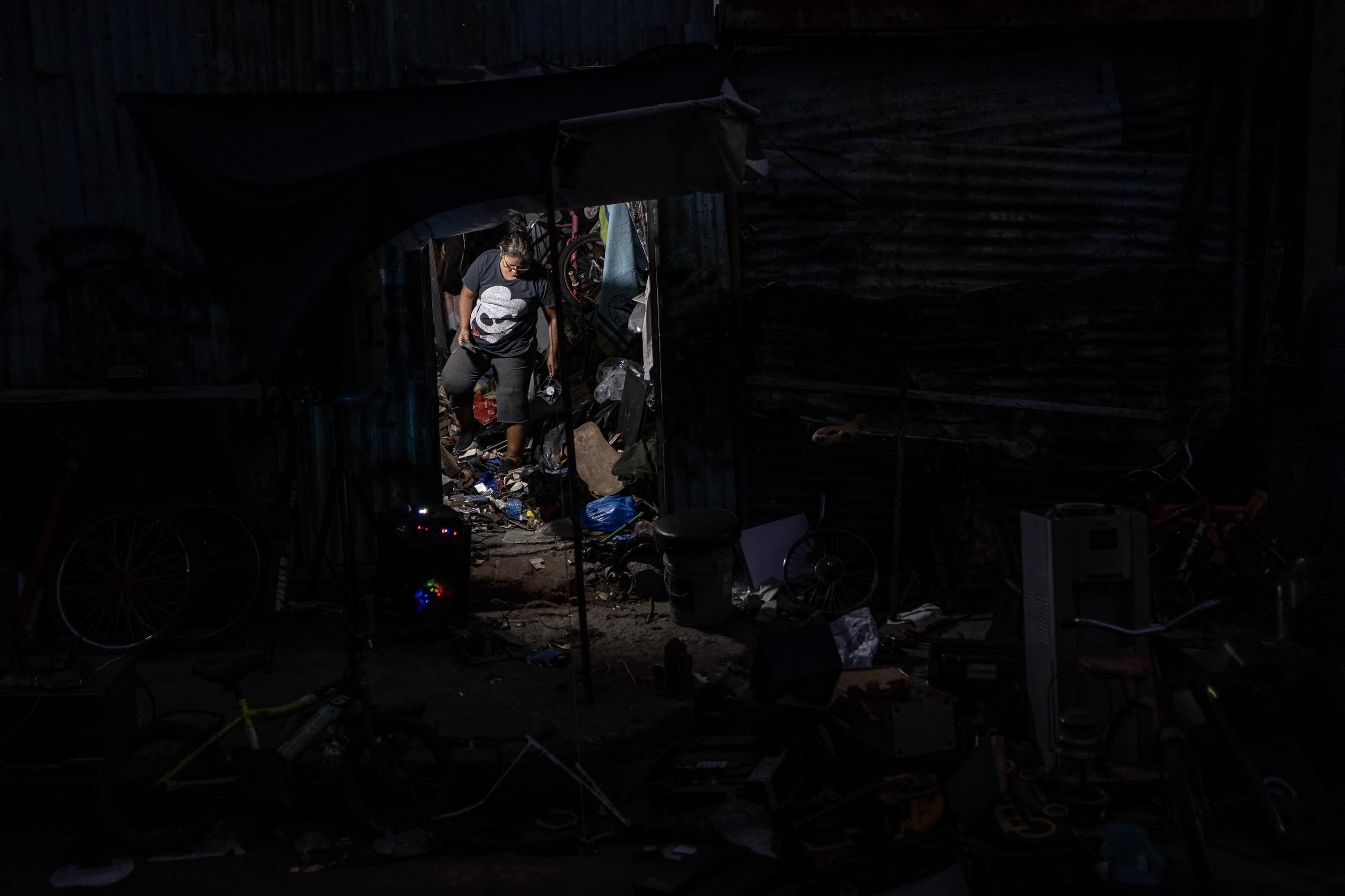 In the shadows of Sixth Avenue South, one block from Plaza Libertad and two blocks from the National Library, Margarita Rosales looks for the last pieces of scrap metal to sell. She has been working there for more than 15 years, selling pieces to people who then take them to the street and hawk them in improvised stalls. These street businesses have already been displaced one block. Before, they used to sell between El Rosario Church and the old Libertad movie theater, which is now under construction. They crowd the entire block of the avenue near the Republic of Costa Rica Schoolhouse. Photo Carlos Barrera