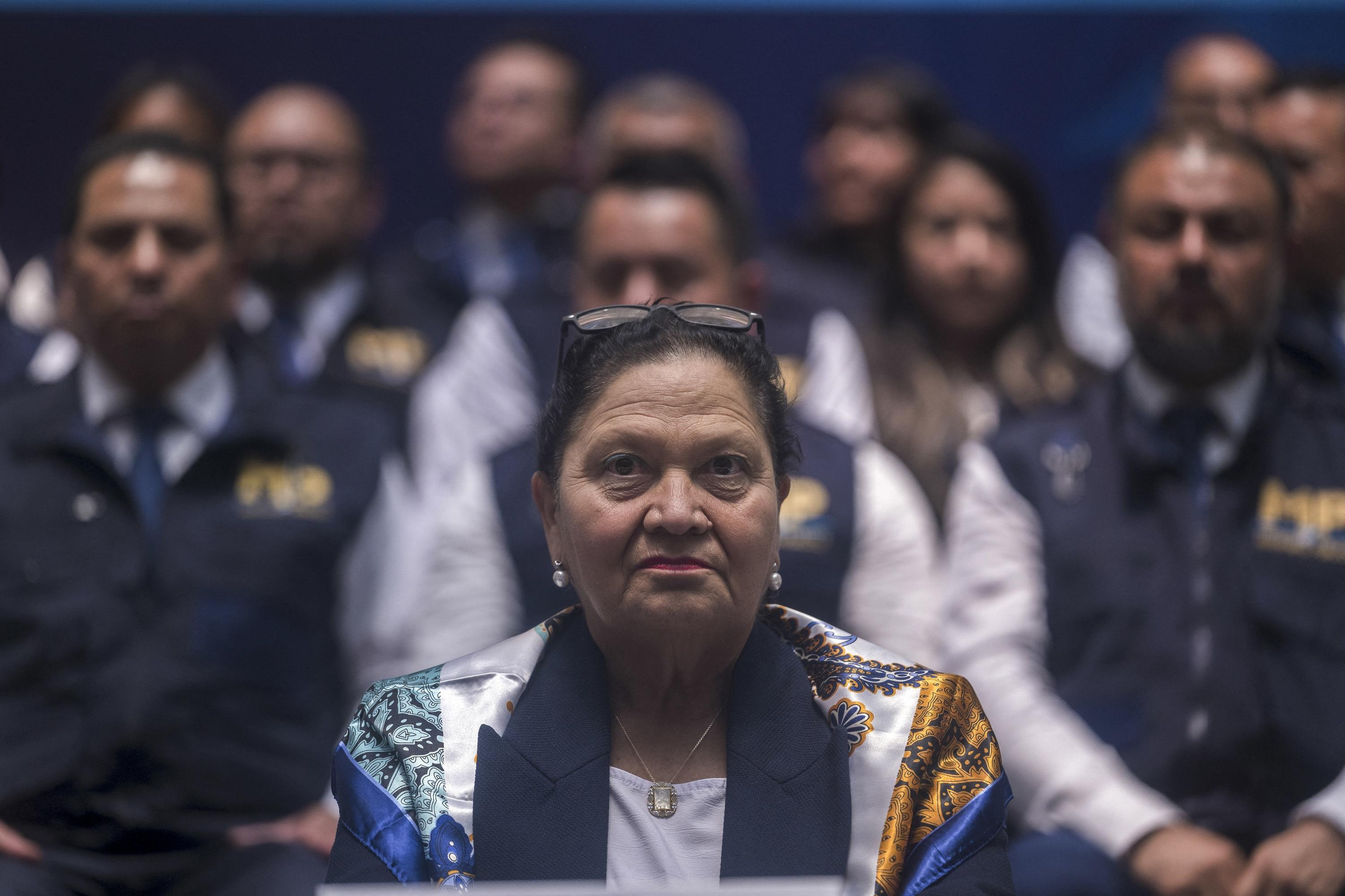 La fiscal general de Guatemala, Consuelo Porras, asiste a una conferencia de prensa en el edificio de la Fiscalía en la Ciudad de Guatemala el 7 de mayo de 2024. El presidente de Guatemala, Bernardo Arévalo, se dirigió al Congreso el 6 de mayo para presentar reformas legales que permitirían la destitución de la Fiscal General Consuelo Porras, a quien acusa de conspirar para derrocarlo. Porras, quien está bajo sanciones de Estados Unidos y la Unión Europea por corrupción, fue designada por el predecesor de Arévalo y lideró los esfuerzos para anular la victoria electoral del recién llegado. Su mandato se extiende hasta mayo de 2026. Foto de El Faro: Edwin Bercián/AFP.