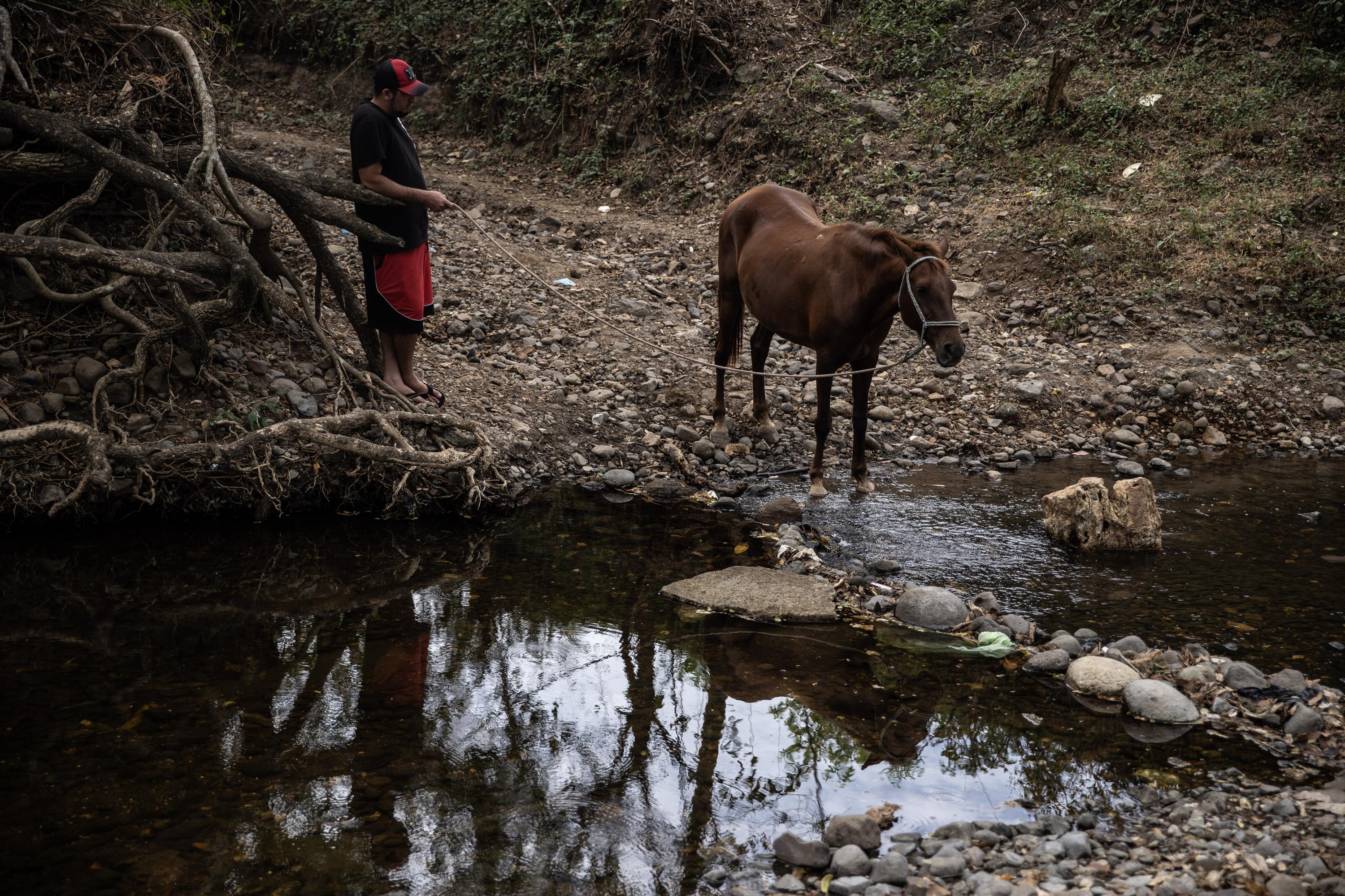 Francisco Pineda explica que en San Isidro hay siete cantones y en tres de ellos las familias no cuentan con acceso al agua potable y viajan al conocido como Río Viejo pararecolectar,  lavar o dar de beber a sus animales. Foto de El Faro: Carlos Barrera