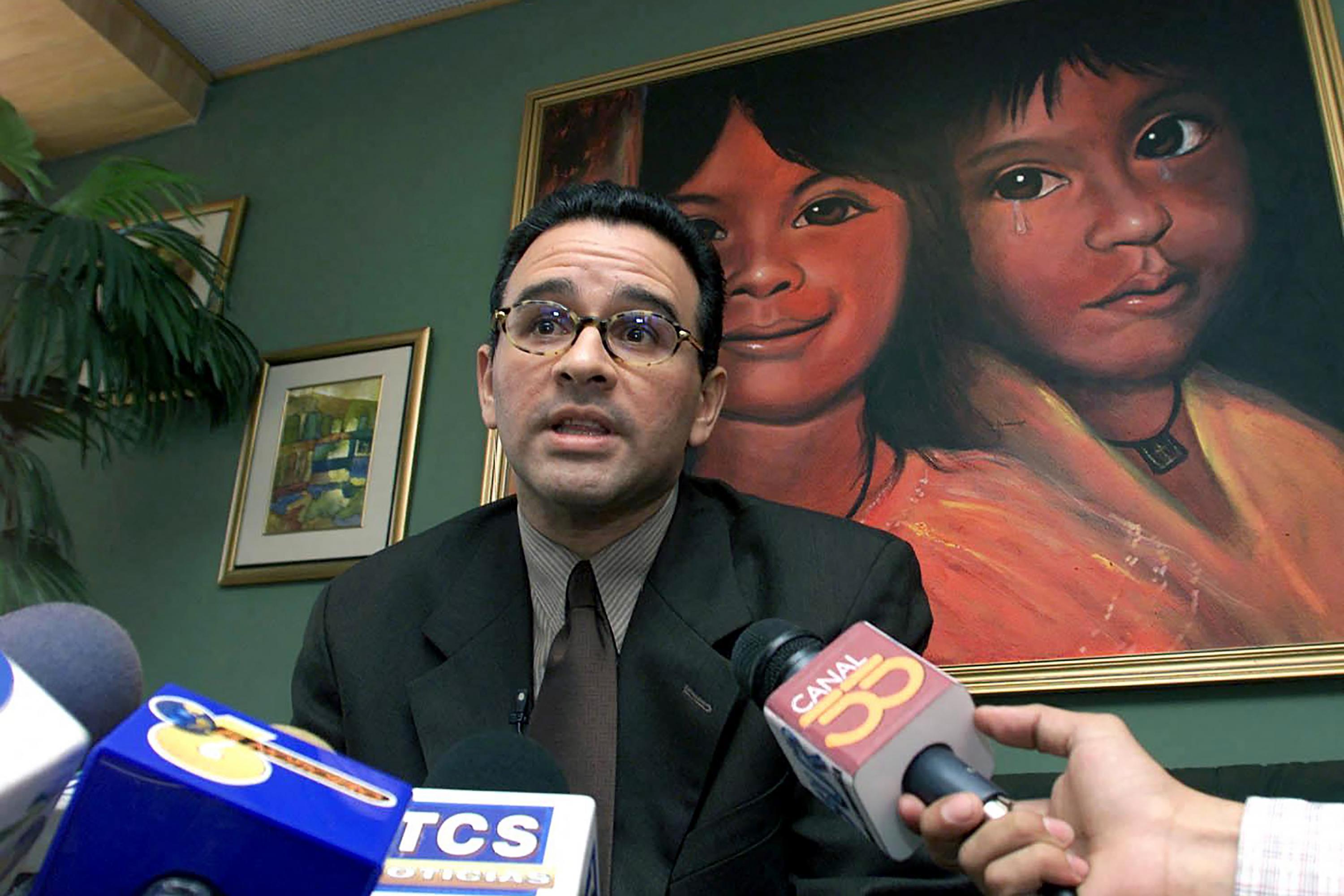 Mauricio Funes ofrece una conferencia de prensa en el año 2000, cuando era el director de Canal 12 y uno de los periodistas más reconocidos de El Salvador. Foto de El Faro: Yuri Cortez/AFP.