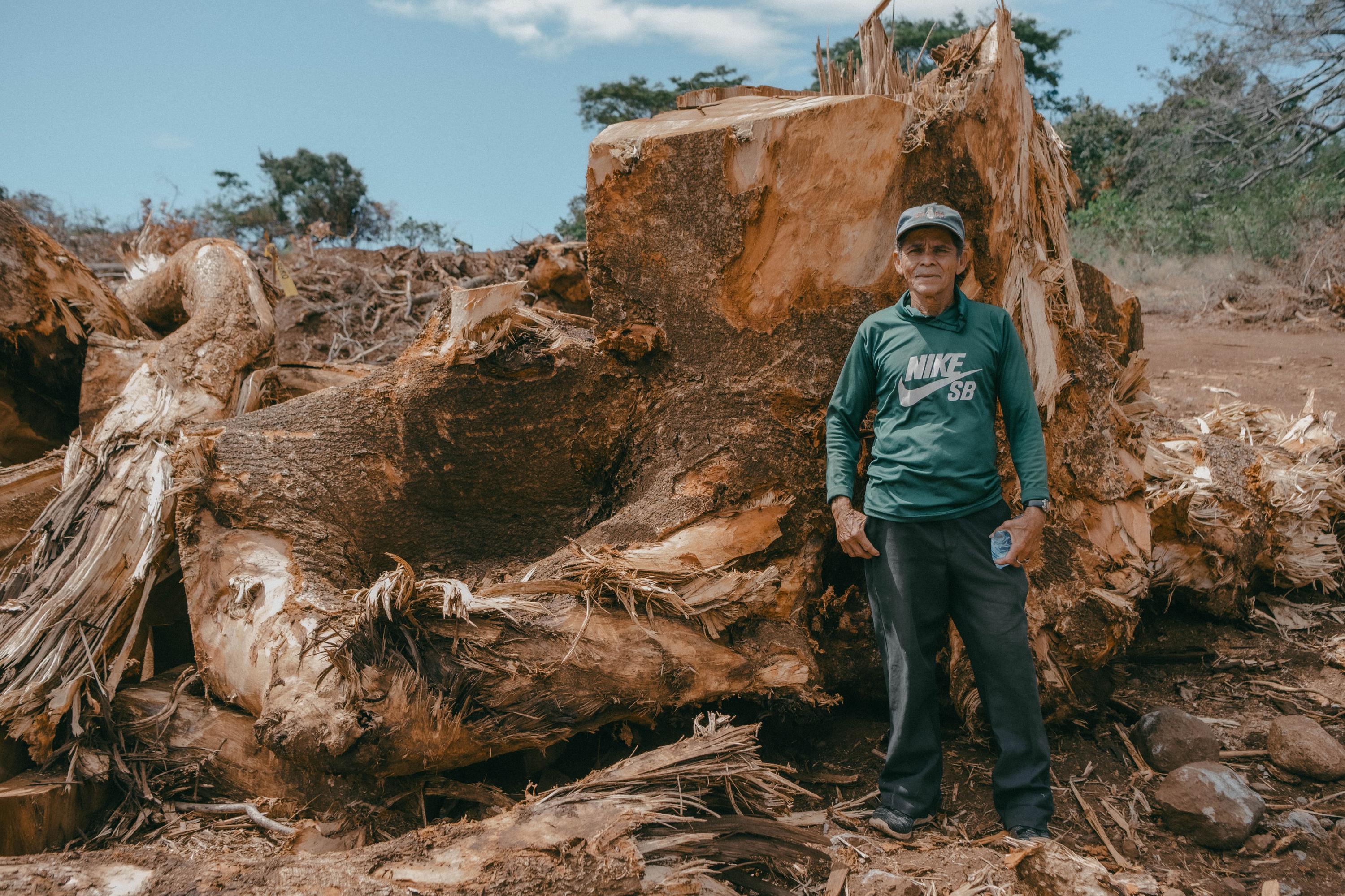 José Candelario Gavidia, de 63 años, es presidente del Movimiento Indígena para la Articulación de las Luchas de los Pueblos Ancestrales. José denuncia que a finales de diciembre del 2024 maquinaria pesada llegó al área donde se construirá el Aeropuerto del Pacífico y talaron indiscriminadamente árboles centenarios que rodeaban el nacimiento de agua que abasteció a la comunidad de Condadillo por décadas. 