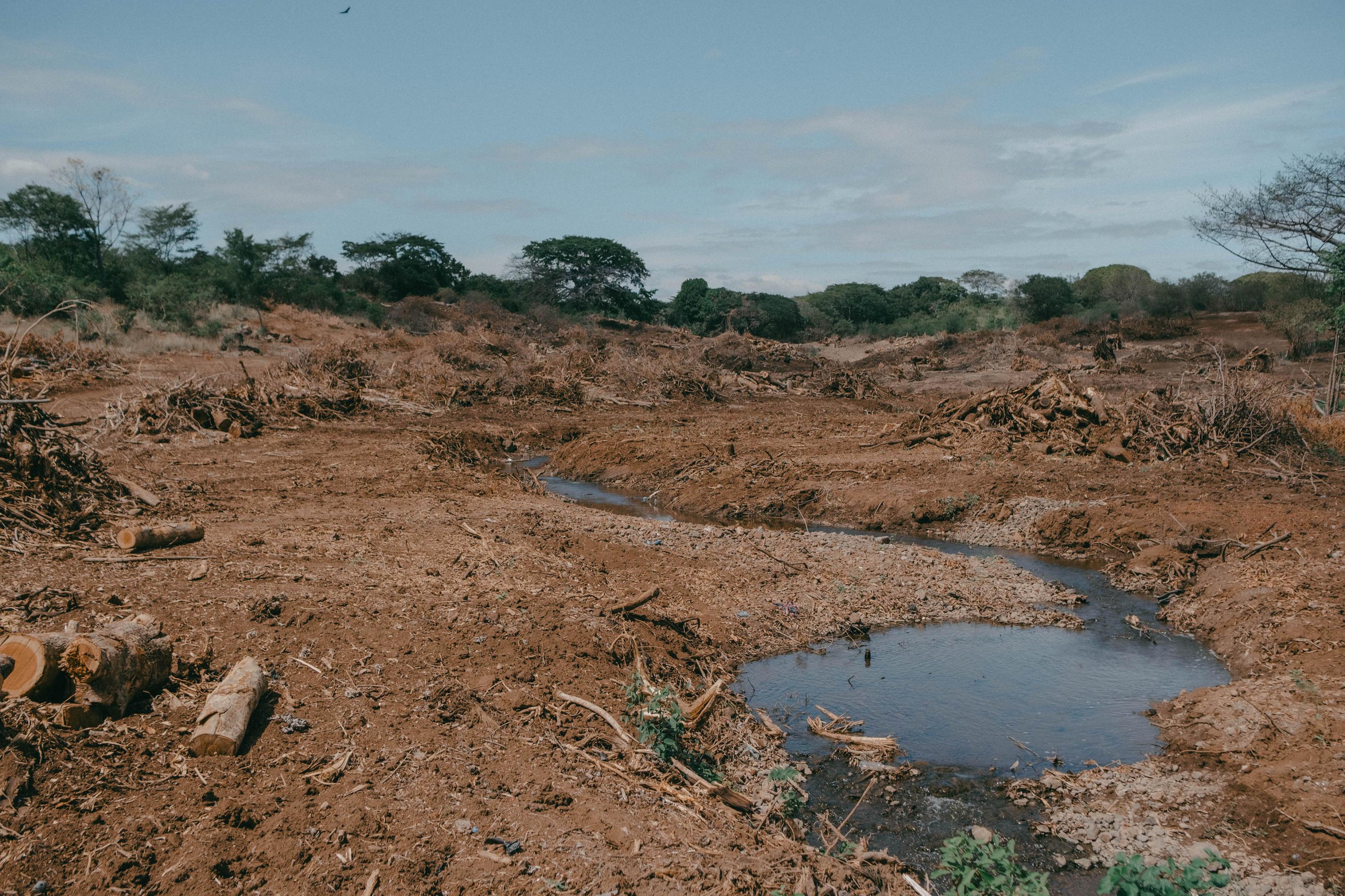 Parte del terreno donde se construye el Aeropuerto del Pacífico es atravesado por un río que los habitantes de Condadillo llaman Ojo de Agua. El río desemboca en el manglar del estero de El Tamarindo y al menos unas 600 familias de Volcancillo y Condadillo se abastecían ahí de agua. Según el Movimiento Indígena para la Articulación de las Luchas de los Pueblos Ancestrales, MILPA, el nacimiento desaparecerá cuando se llene de concreto para construir la pista del aeropuerto.  